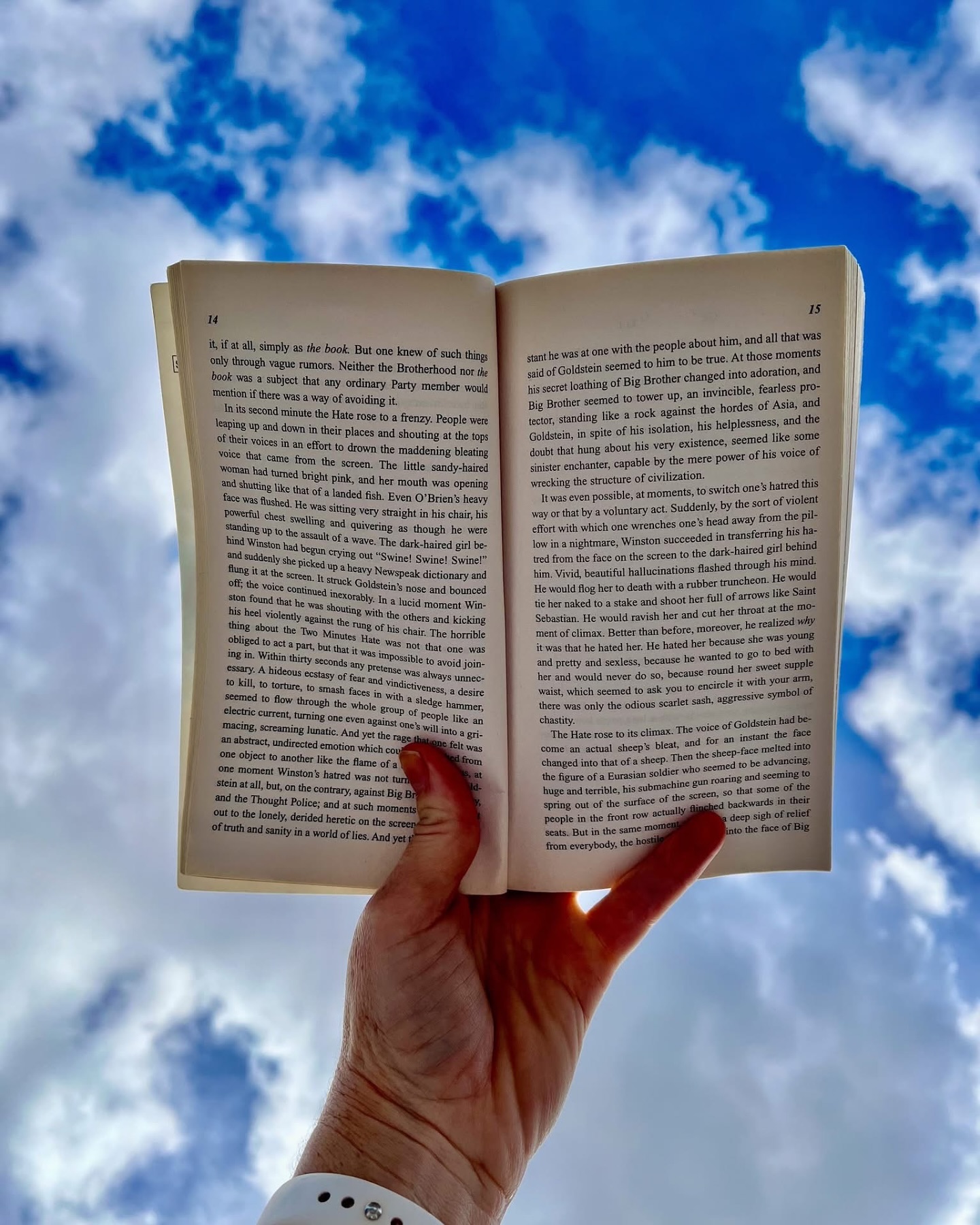 Grab a book, a blanket, and a spot by one of our three rivers or lake to enjoy #WorldBookDay! It’s the simple things...
#simplelife #booklovers