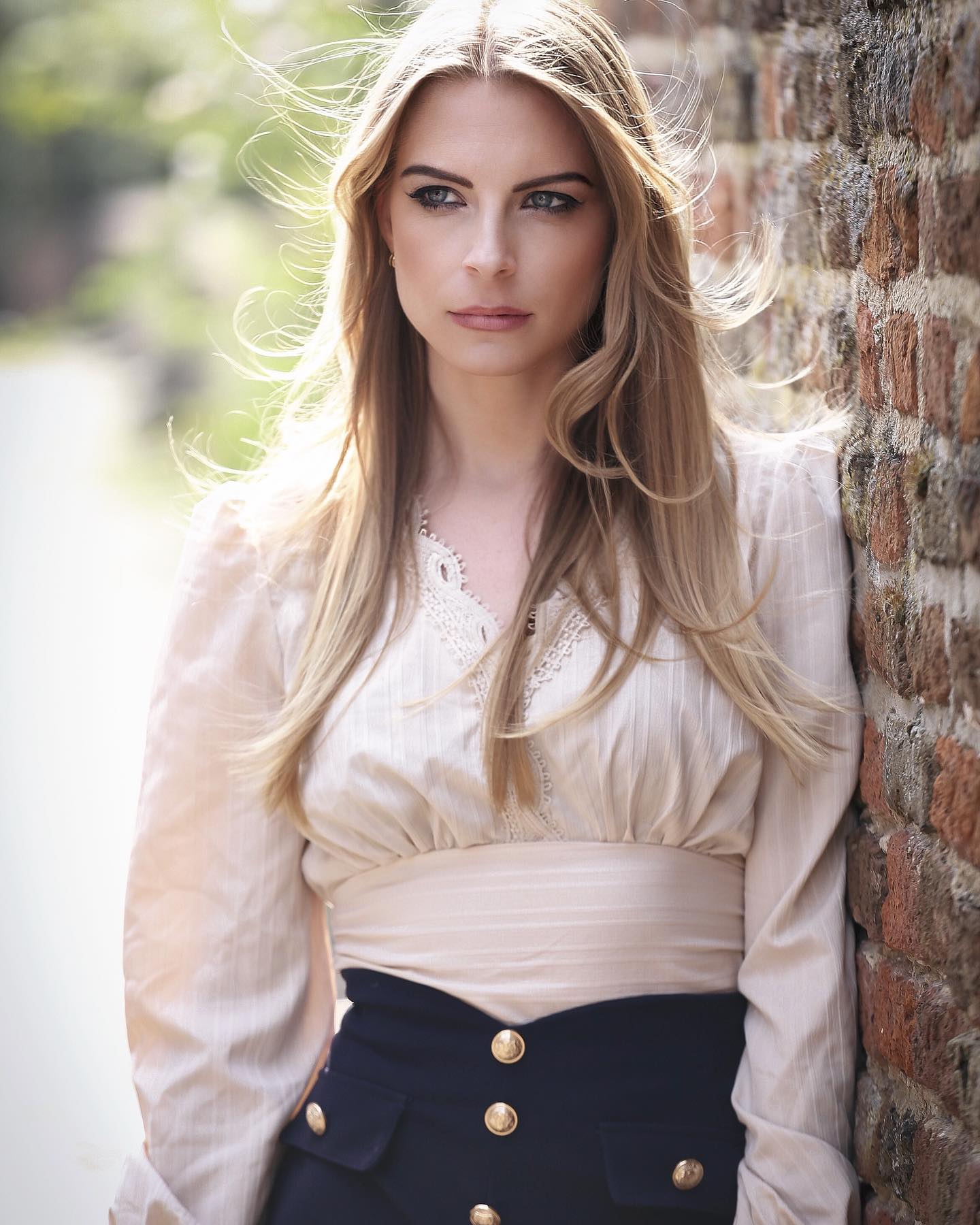 Vandaag de make-up van Mariëlle gedaan én een toffe shoot gehad in het mooie Elburg 📸
Het was niet alleen mooi werk creëren, maar ook heel erg gezellig. Love it als werk zo gezellig voelt! 😍
Zin in een mooie look én een gezellige sessie? Boek jij de volgende?
Stuur me gerust een berichtje! 📩
Visagie & fotobewerking: @_makeupmoments
Fotograaf: @capturedby_usphotography 📷
#softglameyes #neutralmakeup #glowmakeup #naturalmakeup #makeuplook #beautycontent #subtleglam #everydayglam #makeuplover #softglamvibes #flawlessskin