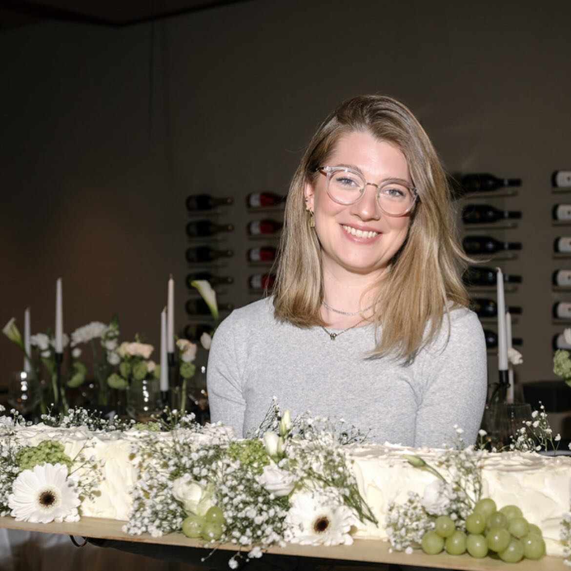 Eine Torte wie die Liebe selbst: einzigartig, süß & unvergesslich.
Wer sagt, dass Torten rund sein müssen?
Für diese Hochzeit durfte es mal außergewöhnlich sein – und was sollen wir sagen? 80 Zentimeter purer Vanille-Erdbeer-Traum haben nicht nur optisch, sondern auch geschmacklich alles überstrahlt!
Die Gäste? Begeistert.
Das Brautpaar? Im Tortenhimmel.
Wir? Sehr Stolz.
Diese Torte ist nicht nur eine Hommage an die Liebe, sondern auch ein Statement: Wer feiert, darf groß denken!
Planst du deine eigene Lovestory in Zuckerguss?
Lass uns zusammen etwas Magisches backen!
Jetzt anfragen & Liebe zum Dessert servieren.
📸 Fotografie: @portrait.photography.munich
@jennifer_hartmann_wedding
@stolz_weddings
📹 Videografie: @muenchen.hochzeiten
💍 Wedding Planning: @mon.weddings
💐 Floristik & Dekoration: @herzundbluete
🤵♂️Anzug: @hochzeitshaus_boos
👰♀️ Brautkleid: @brautherzig
💄 Hair & Make-up: @elvira_hairandmakeup
🍰 Torte & Süßes: @k.leckereien
🍷 Location/Catering: @ve_vinobar
💑 Brautpaar: @mariposa_couple
🔖 Hochzeitspapeterie: papenterie
#Hochzeitstorte #WeddingCake #VanilleErdbeerLiebe #Tortenkunst #PureCelebration #Eventtorte #TorteMalAnders #Cakelove #SweetStatement