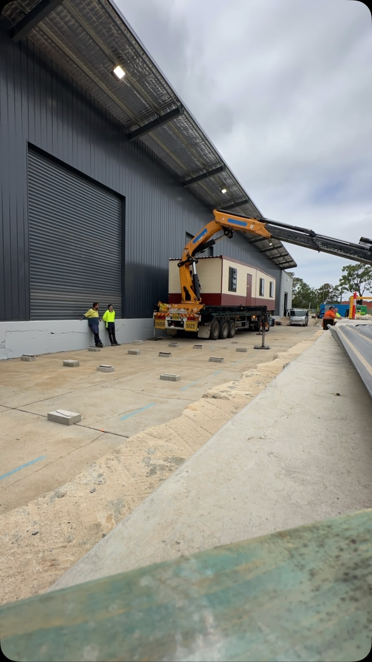 Big moves in St Mary’s! Two 12m x 3m modules lifted and placed with precision by our rear-mount Effer 505-6S = creating a 12m x 6m complex in no time. This is what @reach_cranetrucks does best! #cranetrucks #reachcranetrucks #hiabcrane #complex #sitesheds #blackdiamondequipment @maxiliftaustralia @effer_crane @accesshireau