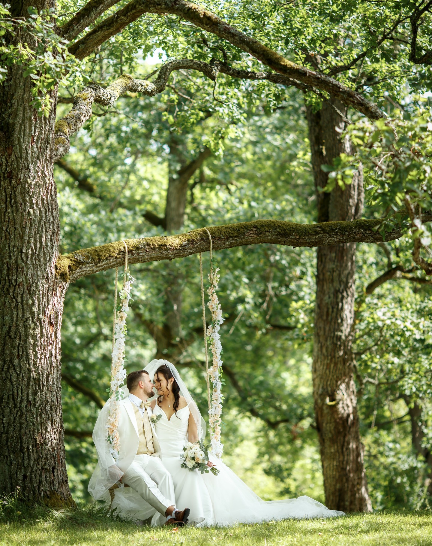 Kevät Suomessa on jotain aivan erityistä. Luonto herää pitkän talven jälkeen, ja jokaisen auringonsäteen myötä ilmassa alkaa leijua toivoa ja uudistumista. Juuri nyt on ihanaa työskennellä valokuvaajana – tallentaa valoa, tunteita ja hetkiä, jotka halutaan säilyttää ikuisesti.
Hääkausi alkaa, ja se on minulle aina erityinen aika. Jokainen pari on oma tarinansa, ja olen onnellinen saadessani auttaa säilyttämään sen kuvina. Olen asunut Suomessa jo lähes kolme vuotta, ja ymmärrän yhä enemmän, kuinka paljon arvostan työtäni. Täällä, metsien ja järvien hiljaisuudessa, olen oppinut näkemään kauneutta yksinkertaisessa ja aidossa.
Jos suunnittelette häitä tai haluatte tallentaa tärkeitä kevään hetkiä – olen täällä. 📸
Tehdään muistoista eläviä, lämpimiä ja aitoja – kuten kevät itse. 🌿💍
Lisää kuvia sivustolla www.didykmaksim.com
#weddingphotographervantaa #weddingphotographerhelsinki #photographerespoo #photographerhelsinki #helsinkiphotography #valokuvaajaespoo #valokuvaajavantaa #valokuvaajahelsinki #weddinghelsinki #weddingespoo #hääkuvaajaturku #hääkuvaajaespoo #hääkuvaajavantaa #hääkuvaajahelsinki #фотографхельсинки #свадебныйфотографхельсинки #perhekuvaajahelsinki #perhekuvaajaespoo #perhekuvaajavantaa #perhekuvaushelsinki #perhekuvausespoo #weddingphotographerespoo #finlandweddingphotographer #häät2025 #hääkuvaaja #hääkuvaajat #hääyrittäjät #perhekuvaus #valokuvaajatsuomi #hääkuvaajat