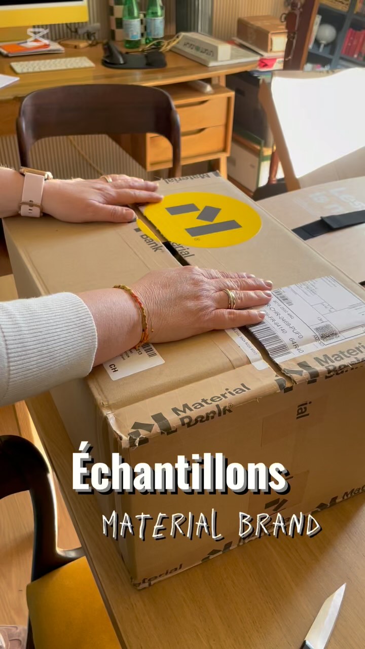 Bonsoir à tous !
Ce soir, petite nouveauté sur le compte ! Un unboxing !! Pas trop l’habitude de faire ce genre d’exercice mais aujourd’hui était une bonne occasion pour s’y mettre ! J’ai redécouvert le compte de @materialbank et j’ai reçu des échantillons de différentes marques et différents matériaux ! Tout cela agrémenté de petites surprises !
Des échantillons de tissus, de carrelage, de bois, des produits @orac_france ! Bref, c’était Noël avant l’heure ! 😂😂
Des produits pour de nouveaux projets ! Merci à @materialbank.europe pour cet envoi rapide !
A présent c’est l’heure de l’apéro 🍾 toujours avec modération bien sûr !
Je vous souhaite un excellent week-end de Pâques 🐣 !
#decoration #paysbasque #deco #paumaville #amenagementinterieur #decorationinterieur #homedecor #unboxing #ınstadecor #material
