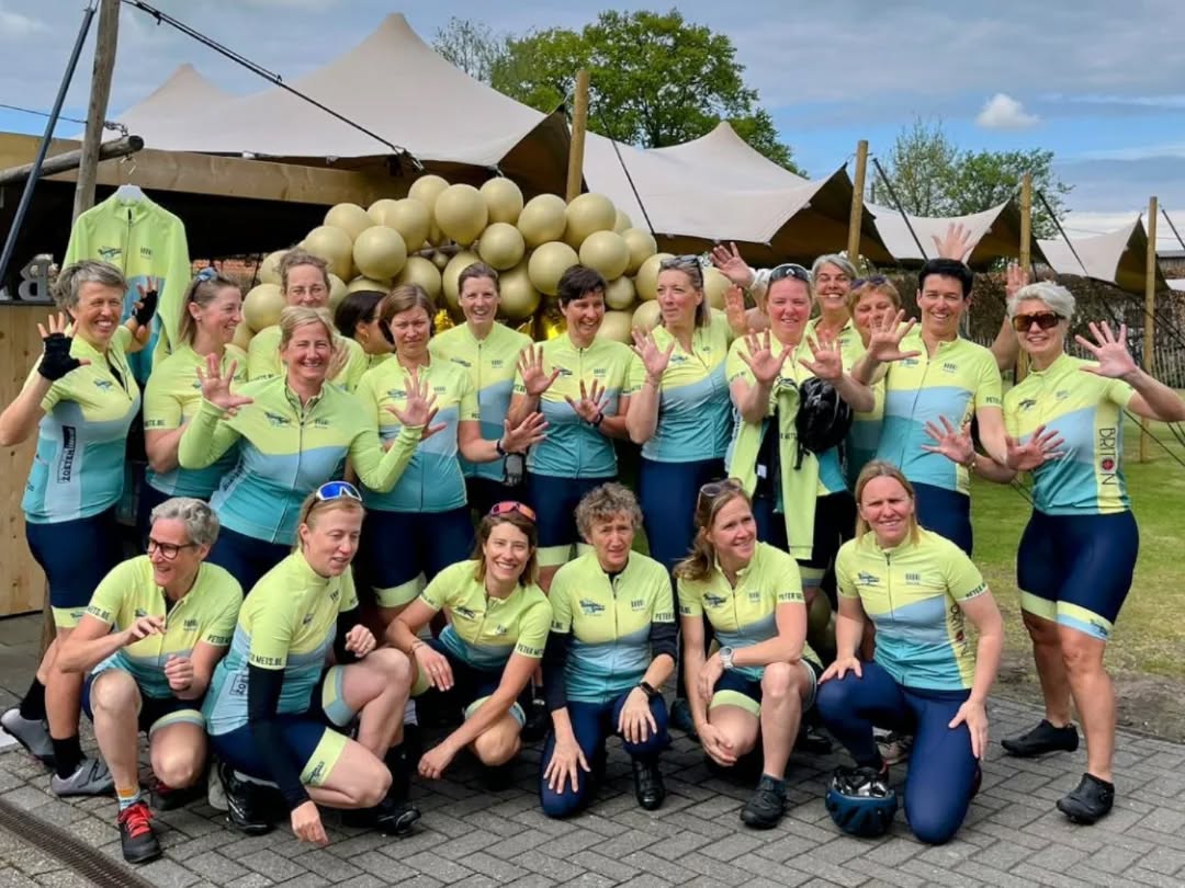 Wat een seizoenstart 🥳
Maandag mochten we de dames van @den_binnenbocht ontvangen.
Zij kwamen hun 10-jarig bestaan vieren en kozen voor een "full experience".
Bij aankomst eerst wat bijtanken en dan tijd voor het echte werk.
We werkten 2 workshops uit op maat, namelijk "pech onderweg" en "fietsbehendigheid".
Dankjewel @deckers.joris en @ellen_van_loy
Daarna trokken we er op uit voor een mooie rit doorheen Kalmthout en omstreken met tips en tricks van @ellen_van_loy
Merci @toon_deckers voor de navigatie.
Afsluiten deden we in stijl onder onze ingerichte stretchtent met verse home made pizzas 🍕
Thx @ellen.konings.7 en @nore_deckers
Dat het een fijne dag was 😉
Een hele dikke merci @den_binnenbocht 👊
En merci @theteachercyclist en @wim_thijs om alles vast te leggen.
Cycling Events Kalmthout
Uw partner voor een onvergetelijk event op maat!
#cycling
#cyclingevents
#kalmthout
#kalmthoutse_heide