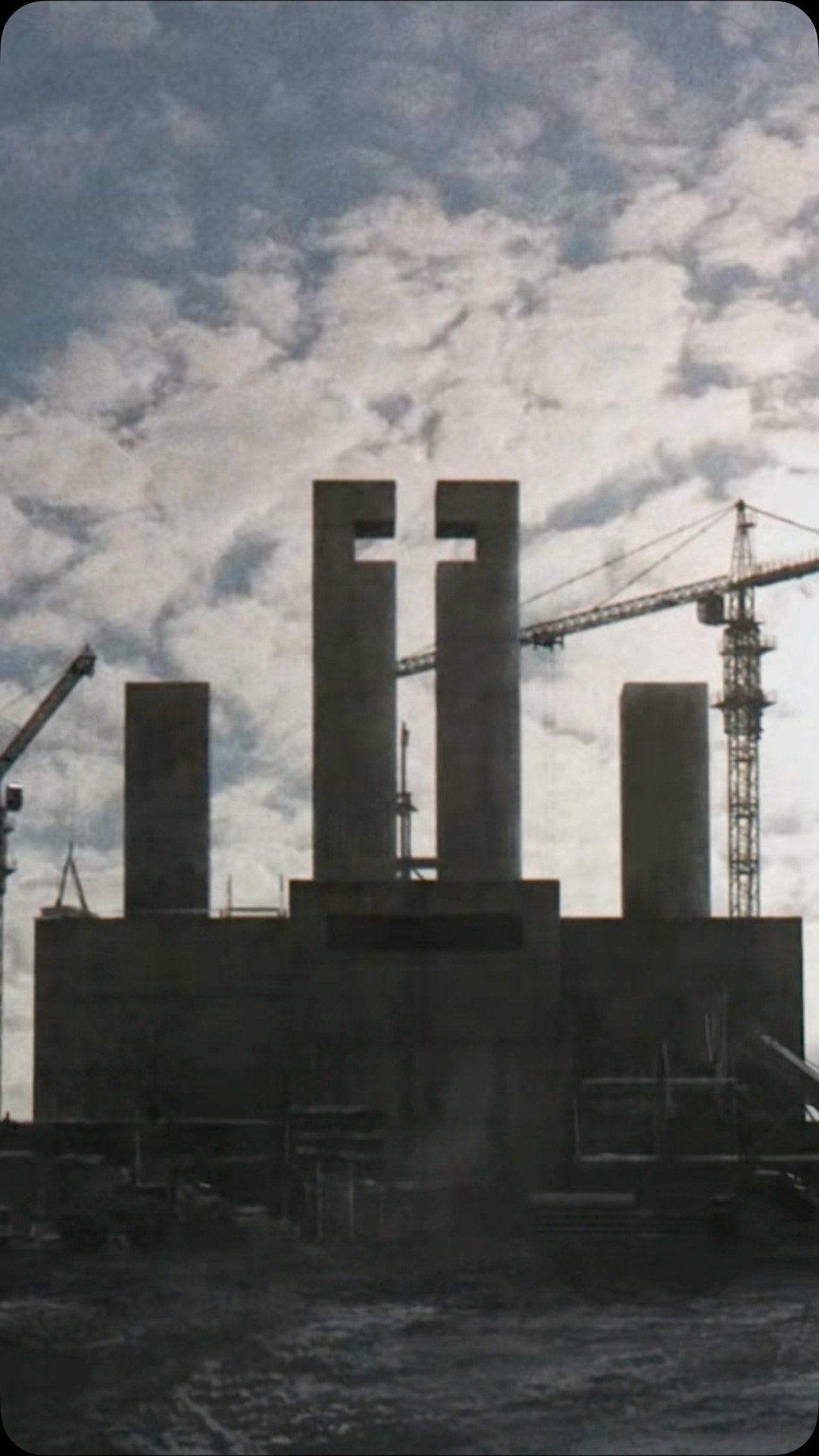 Así como los edificios brutalistas 🏢 no se sienten cálidos ni te invitan a la interacción, los inmigrantes a menudo sobreviven en una ciudad que parece indiferente a su presencia, un espacio donde no se sienten bienvenidos.
A medida que avanzamos en la película 🎬, los personajes van mostrando sus vulnerabilidades 💔, y la arquitectura del entorno se convierte en un reflejo de estas emociones. El concreto frío, la soledad de los pasillos largos 🚪 y la imponencia de los edificios actúan como una metáfora visual 🪞 de los muros invisibles que enfrentan los migrantes: los desafíos sociales, la exclusión cultural y la alienación.
Durante toda la película, el protagonista atraviesa esa dualidad que viene con ser migrante: por un lado, el deseo de pertenecer, de encontrar un lugar en el que puedan sentirse en casa 🏠; pero por otro, encontrarte con que el espacio que te rodea puede ser tan duro como el concreto 🧱
#TheBrutalist #Brutalismo #ArquitecturaBrutalista #CineYArquitectura #Migración #CiudadesYEmociones #UrbanismoCrítico #ArquitecturaEmocional #SimbolismoVisual #CineReflexivo #RefugioYExclusión #ConcretoYMemoria #HistoriasMigrantes #MetáforasUrbanas #CineYCiudad