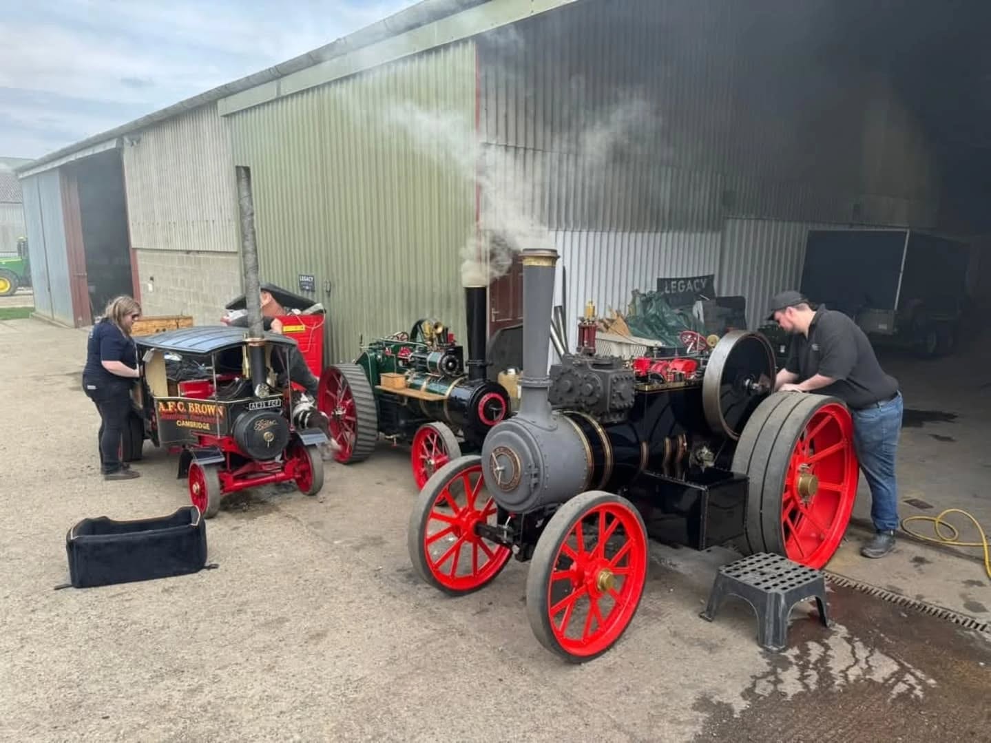 This is what the hobby is all about! Great run out yesterday with family and friends, 11 miles round the Suffolk countryside with stops at @roughacrebrewery @the.georgeincavendish and the Half Moon.
Anyone else been out on their engines enjoying the Easter weekend? Share your pics and videos with us, we would love to see them!
.
.
#steamontheroad #steamengine #tractionengine #steamlorry #roadloco #foden