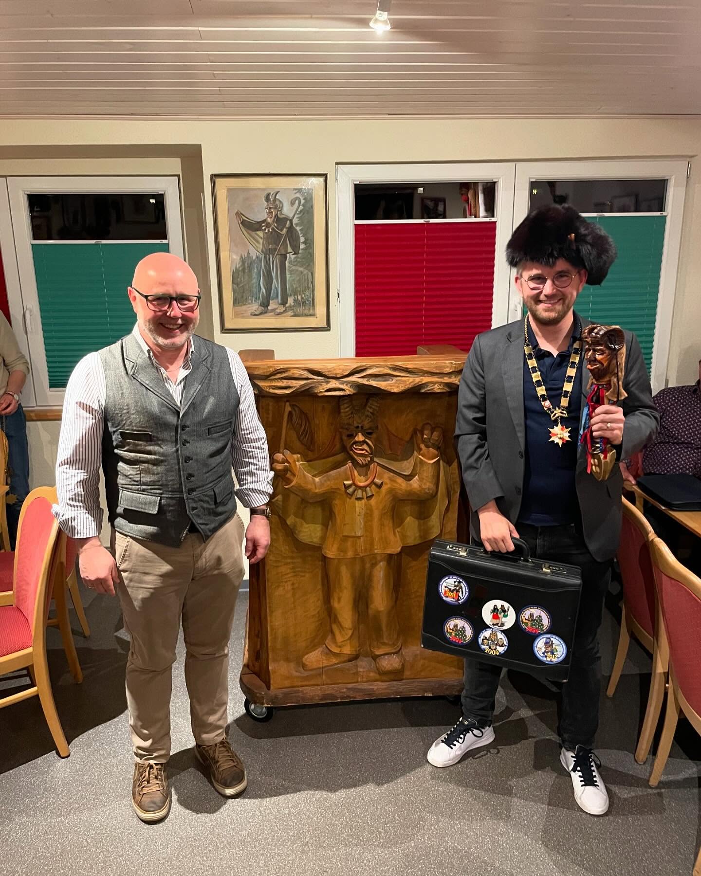 Gestern Abend war es soweit, die Generalversammlung 2025 der Narrenzunft Schonach ist Geschichte. 🥳🎭🎉
Es war nach sage und schreibe 23 Jahren eine sehr emotionale letzte Generalversammlung für unseren nun ehemaligen Ozumei Jonny Kienzler.
Und auch für den 1. Zunftmeister Hartmut „Emo“ Burger, den 2. Zunftmeister Uwe Kammerer und 3. Zunftmeister Thomas Schilli. Sowie Mike Spinner das Amt des Schriftführers abgegeben hat. Dirk Schneider bleibt als Kassier weiterhin im Amt.
Jedoch bleiben aus Leidenschaft für die Fasnet alle der abgetretenen Vorstände dem Narrenrat weiterhin erhalten.
Nach einem geschichtsträchtigen Wahlkampf und den Neuwahlen für die komplette Riege der Vorstandschaft sind die Ergebnisse offiziell.
Der neue Oberzunftmeister der Narrenzunft heißt Robin Kienzler. Zum neuen 1. Zunftmeister wurde Daniel King gewählt. Des Weiteren wurde Luca Fehrenbach zum 2. Zunftmeister und Julian Dold zum 3. Zunftmeister gewählt. Sowie Luis Dold das Amt des Schriftführers übernimmt.
Mit allen Berichten, Reden und der Teilnahme von über 70 Zunftmitgliedern war es eine sehr gelungene Generalversammlung.
Wir sagen danke!
Närrische Grüße,
Eure Narrenzunft Schonach.