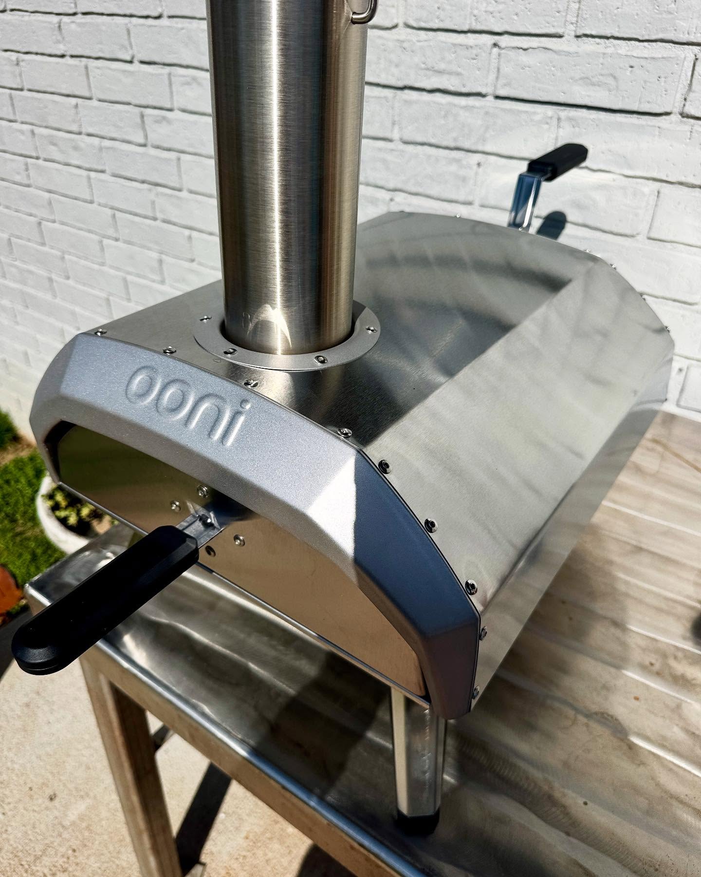 What do DJ’s do on Sunday Funday? They channel their inner chef and break out the @oonihq Karu 12 and some mesquite wood pieces and make the whole family happy! The kids got their very own Cheese pie and I managed to make the best Spicy Sicilian Pie I’ve ever had. Calabrian chilis, pepperoni, Canadian bacon, hot Italian sausage and fresh basil. All topped with fresh grated Parmesan cheese. #sundayfunday☀️ #sundaydinner #homemadepizza #pizza #djlife