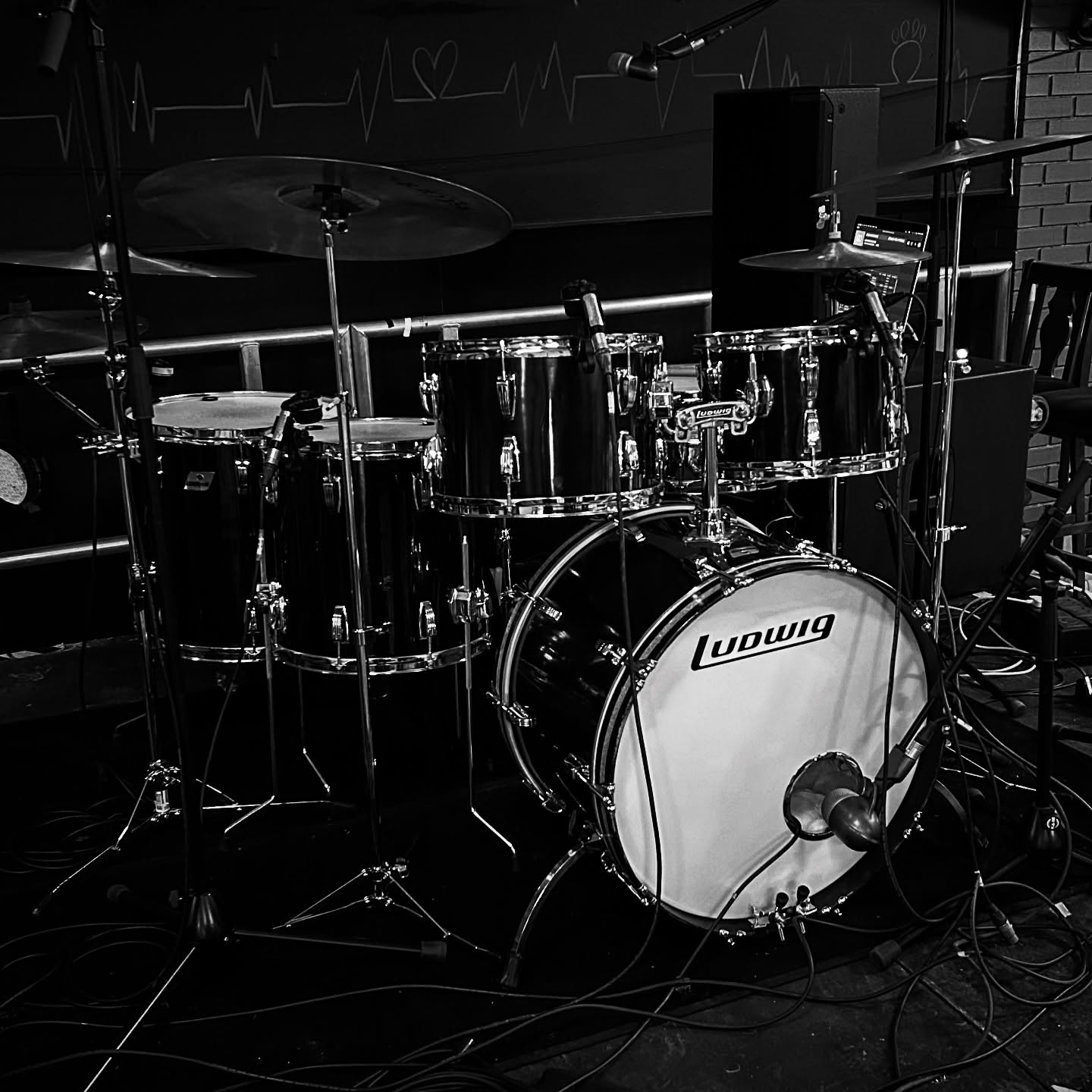 Four tom-johnny oyoy 🕺
#drumsdrumsdrums #vf15 #drummer #drummergram #remodrumheads #ludwig #ludwigdrums #sessiondrummer #londonmusician #londonmusic #drummerinlondon #drum #drums #drumkit #drumset #instadrums #soundsfrommyattic #drumminglife #remoterecording #remotedrumtracks #remotedrumrecording