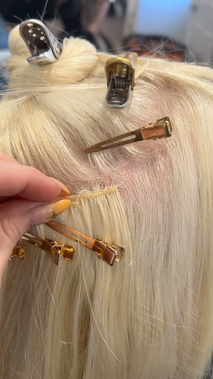 🗣️First off - tie those ends down girl!
🫵🏼Second - if you’re not starting with clean work then you’ll end with a messy grow out.
That’s it ✌️ okay have a good day queens 💕
#handtiedweftextensions