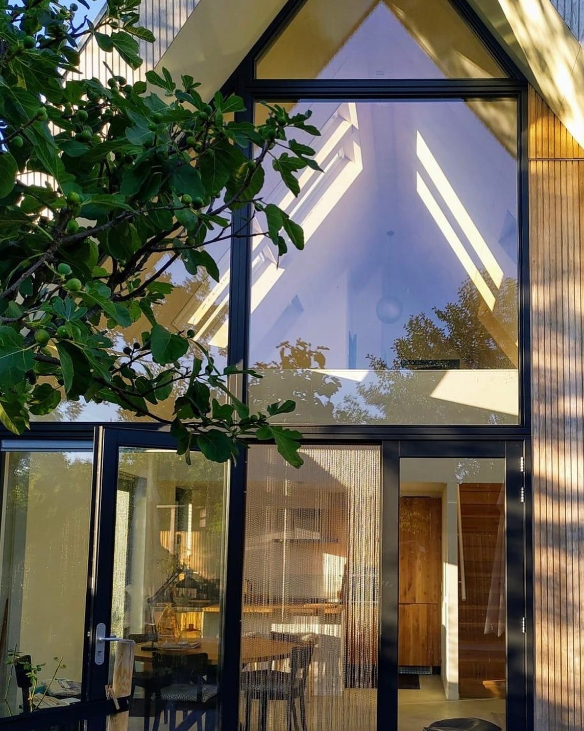 Woning met grote glazen pui😍
Naast de verkoop van kozijnen uit onze vaste voorraad en restpartij kozijnen, kunnen wij ook kozijnen op maat maken. Bij deze woning was het doel om zo veel mogelijk licht binnen te krijgen. Dit is gelukt door deze mooie maatwerk kozijnen.
Wilt u ook kozijnen in een afwijkende vorm of maat dan de standaard? Bekijk de mogelijkheden op onze website of stuur ons een berichtje.
#kozijnen #woning #vakantiewoning #woninginspiratie #bijzonderewoning #verbouwendoejezo #bouwen