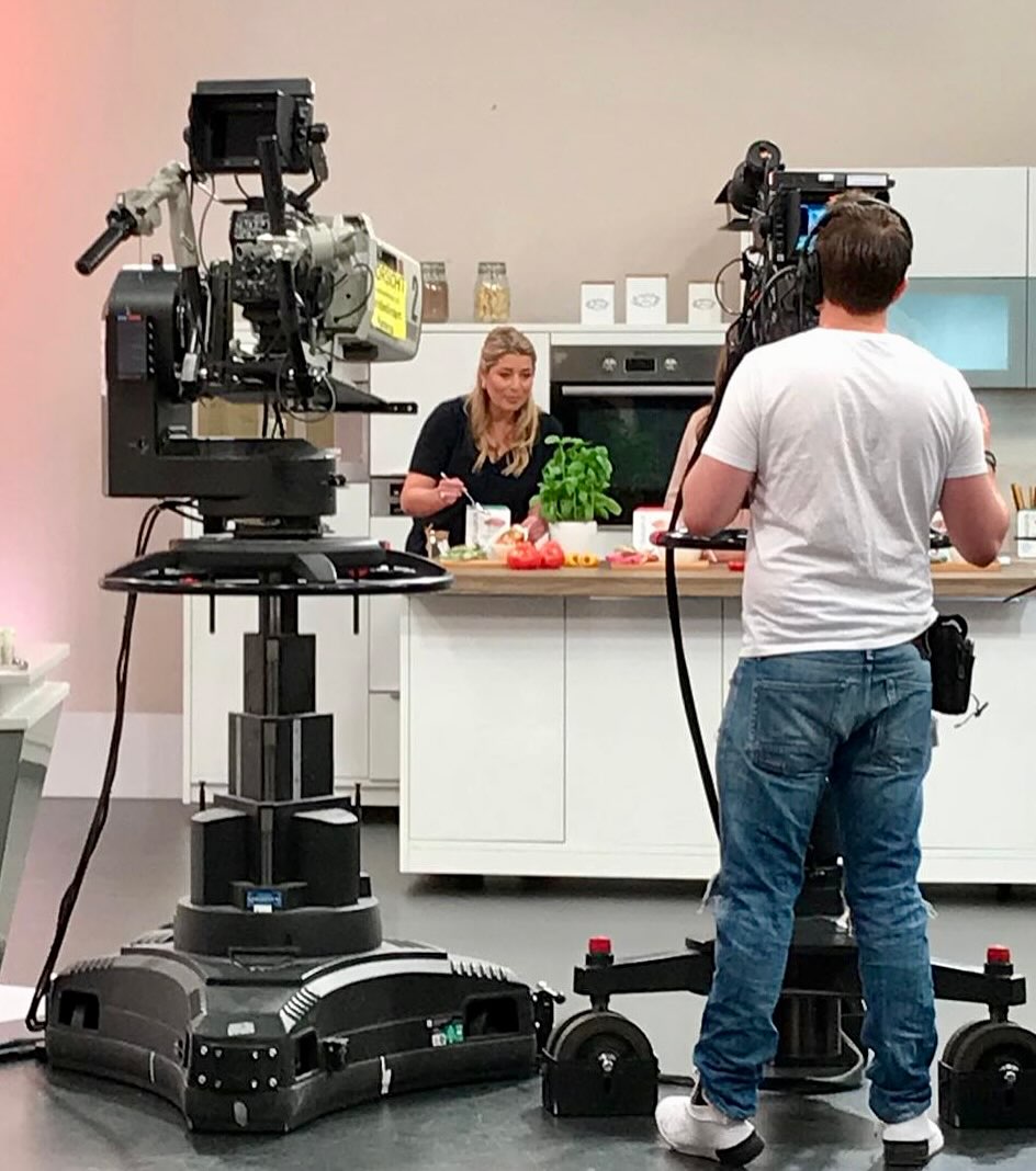 Heut mal ein kleiner Rückblick und das Thema Vermarktung…
The story behind? In meinem Anfangsjahren mit eigenem Business habe ich immer wieder auch diesen tollen Job als Produktexpertin bei HSE 24 gemacht, vorher bei QVC- zum einen, weil es Spaß gemacht hat, zum anderen, weil ich völlig neu am Markt war mit meinem Beratungsbusiness nach meiner Zeit als Marketing Managerin im Angestellten Verhältnis bei Kellogg‘s..
Einmal im Monat von Magdeburg nach München…
Einmal im Monat 60 min live reden…
Einmal im Monat vor einer Kamera vor großem TV-Publikum…
Aber es war etwas völlig anderes, sich dann mit eigenem Business zu präsentieren. Was ich sagen will: andere Produkte, andere zu vermarkten ist manchmal einfacher, als sich selbst.
Wie sieht es mit deiner Vermarktung aus? Mit deinem Pitch, deine Vermarktung für dich und dein Business? Hast du ähnliche Erfahrungen? Wenn du mit mir an deinem Pitch arbeiten möchtest, dann schreib mir eine PN.
Danke meine liebe Sister für die schönen Fotos und das Mitmachen in der Zeit…
#marketing #pitch #eigenesbusiness #vermarktung @i.am.misssmith