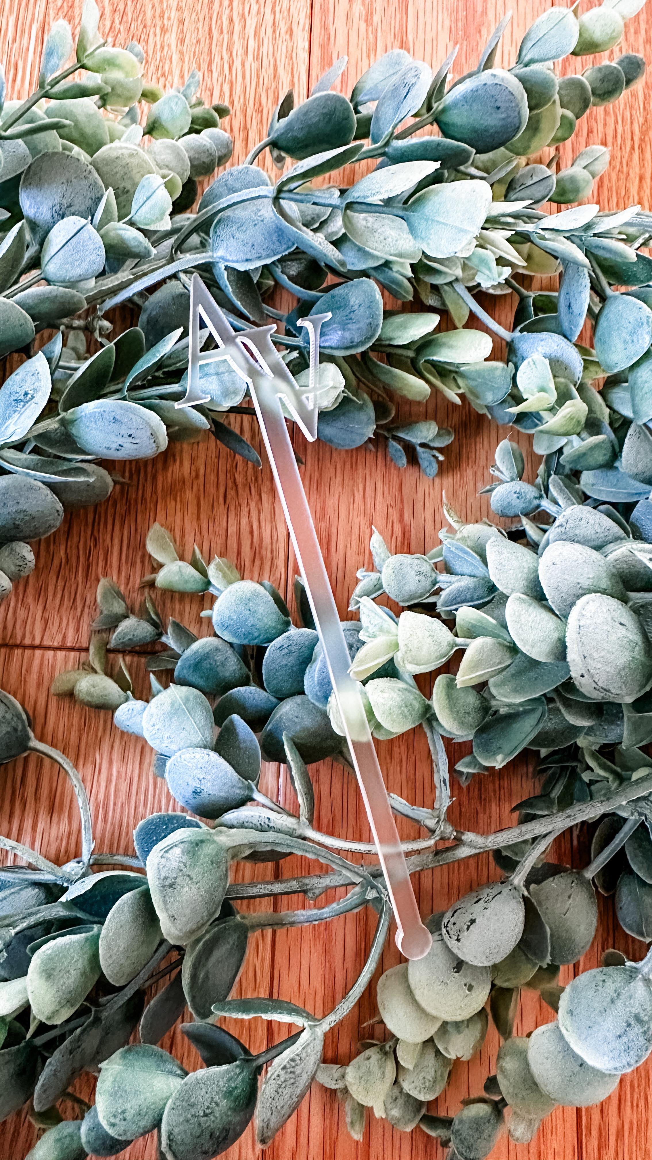 I forgot to film all 100 of these stirrers together before they were completely packed up, whoops.🤷🏼♀️ Cutting this many is a breeze with my @thunderlaserusa
#acrylic #lasercutting #laserengraving #laserengraved #thundernova #drinkstirrers #swizzlesticks #weddingdecor #eventdecor #designhousebybrittany