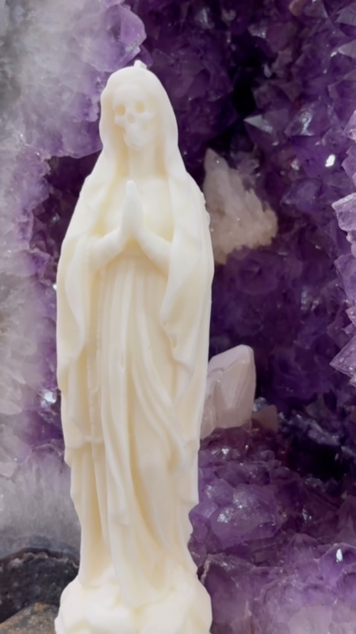 Light and shadow, always in balance. Handmade candles that tell a story 🕯️💜
#goldenmoongallery #altarvibes #shopsmall #supportlocal #handmade #oneofakind #candle