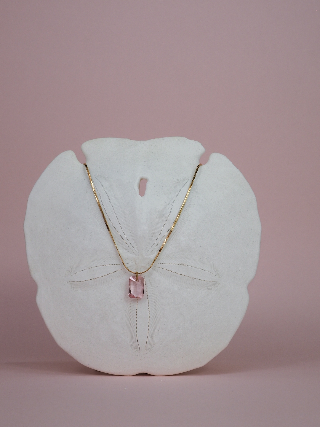 🩷
Dainty Pink Crystal Necklace kombinerer enkelhet og eleganse med et vakkert, fasettert krystall-anheng som fanger lyset fra alle vinkler ✨