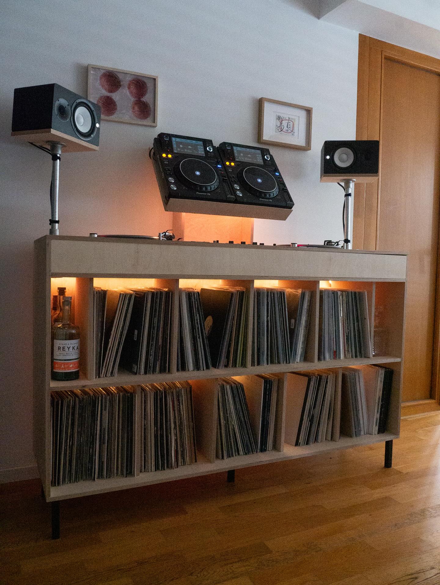 Lovely setup by @grantgibson 🙌
👉🏼 Follow @doyouspin for more
👉🏼 Follow @doyouspin for more
👉🏼 Follow @doyouspin for more
DM for submission & Email for promotion 📩
#rotarymixer #technics #djsetup #vinyldj #rominimal #classicdj #classicmixer #boutiqemixer #hifi #audiophile #hifidj #djlife #vinyljunkie #vinyladdict #technics1210 #sl1200 #doyouspin #djdesk #djbooth #listeningbar #recordstore #vinylonly #djculture