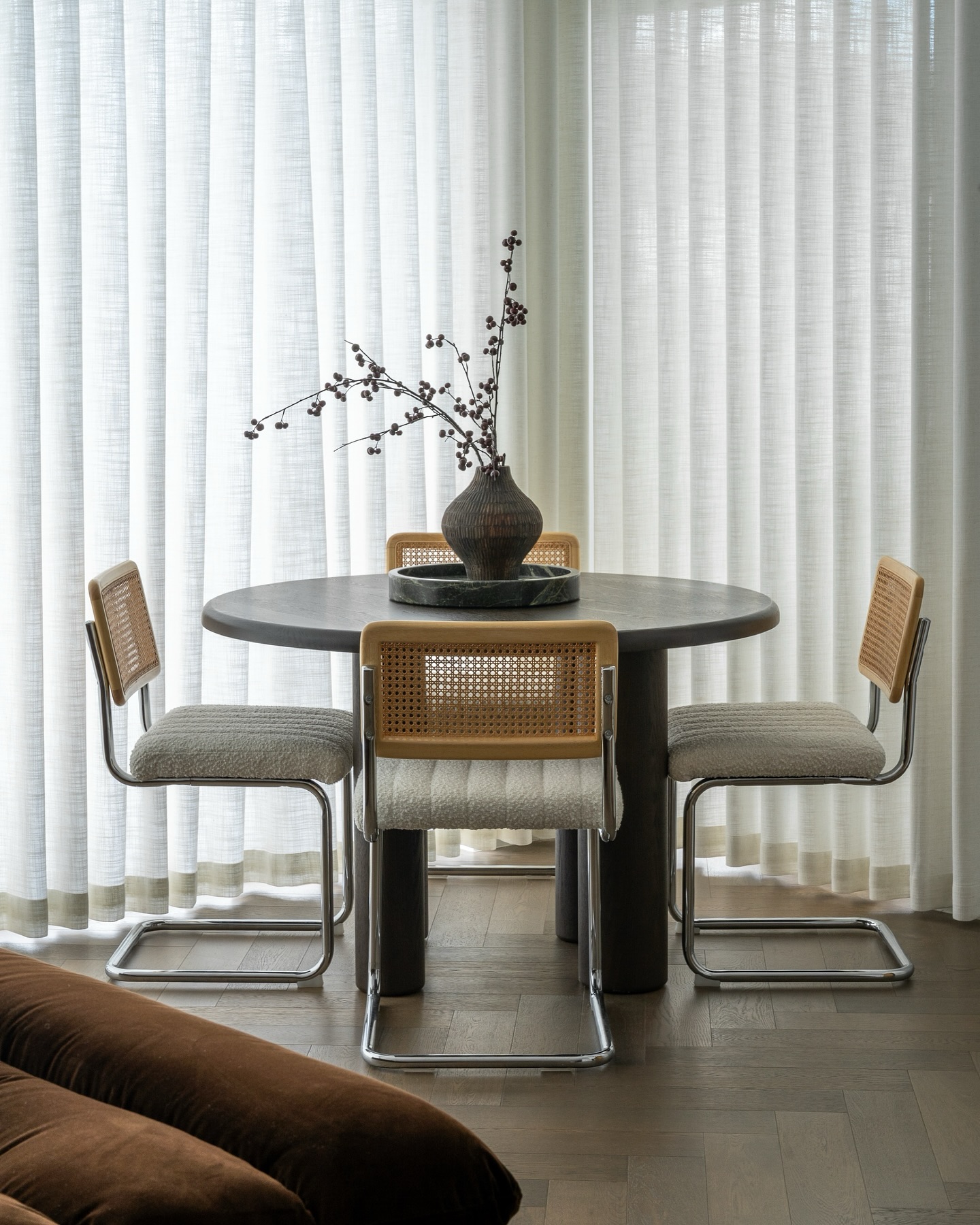 Can’t wait to share all the photos from our latest shoot!
A seriously dreamy penthouse in Coorparoo 😍
📸 || @joeweaven
#hausofgray
#penthouse #interiordesign #brisbaneinteriordesigner #interiorstyling #homedecor