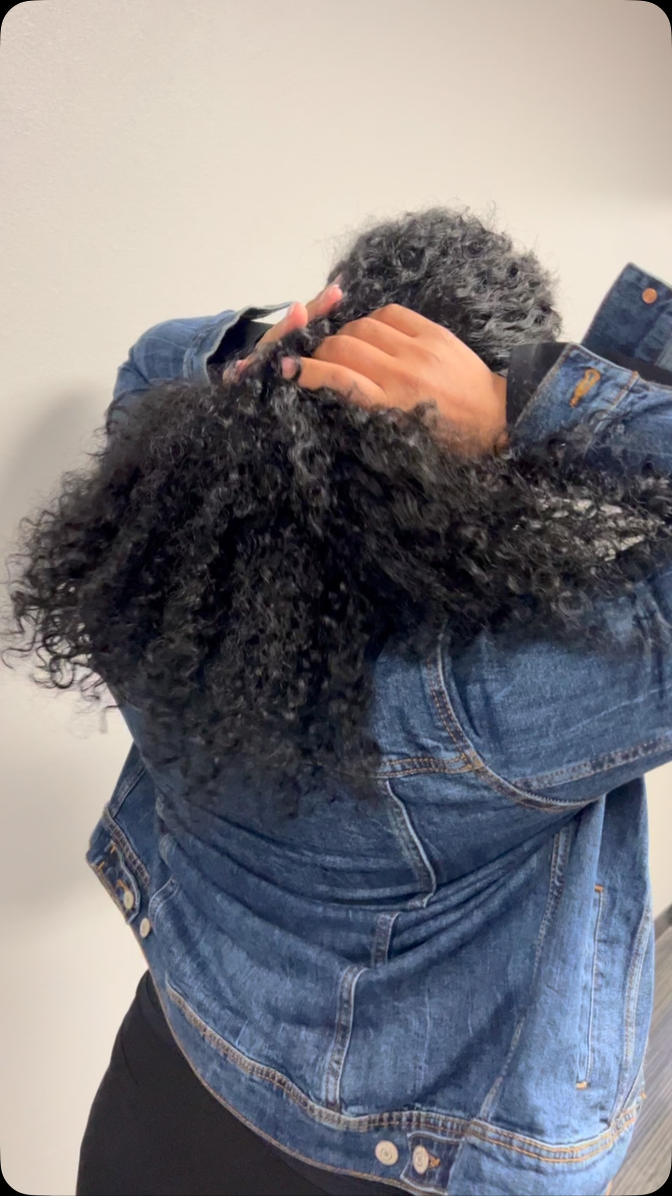 I-tip install using HoneyComb Curls from @upstagelifestyleextensions