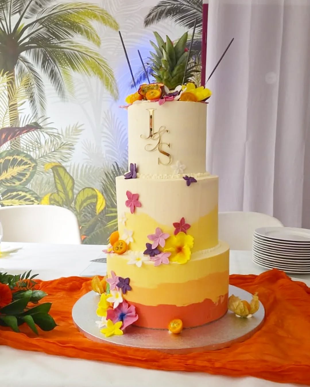 J’ai pris un vrai plaisir à imaginer et pâtisser ce gâteau haut en couleurs pour un couple super accueillant !
Ambiance tropicale dans mon labo avec une délicieuse odeur de fruits exotiques qui flottait pendant toute la préparation… un régal rien qu'à sentir !
Au menu :
Une version coco / vanille Bourbon avec un croustillant coco et amandes torréfiées maison (le genre de texture qui fait fondre tout le monde)
Et une autre version tout en douceur avec un confit de fraises maison, parce que les fruits rouges, c’est toujours une bonne idée.
Un grand merci à Cynthia @cynthia.ma.super.creation pour le topper trop canon qui a mis la touche finale parfaite à cette création !
#laperlerarecakedesign #gateaupersonnalise #patisseriecreative #cakedesigner #saveursexotiques #gateauxurmesure #labopatisserie #lyonfood #coconutlove #fraisemaison #mariage #weddingcake #Lyon #oullins