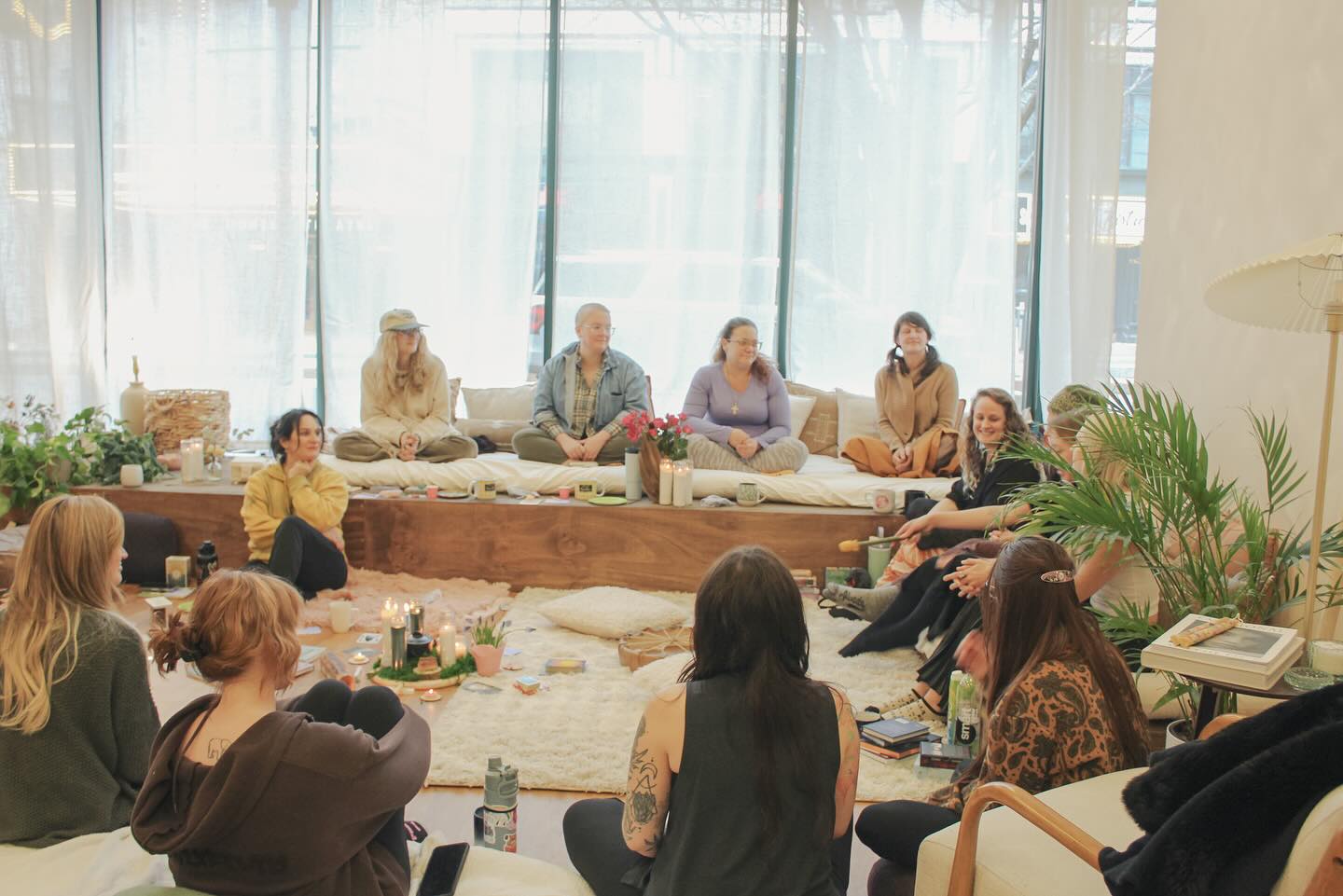 What a blessing to celebrate the Libra Full Moon together in sacred space ⚖️
Thank you @studiogoldendays for welcoming us into your sanctuary and thank you to all of the wombyn who gathered to co-create & alchemize!
Endless gratitude for all of the wombyn all over the world who are carrying their torch & walking the path each day in their own way ❤️
We look forward to many moons together to dance with eachother & the divine 🌹