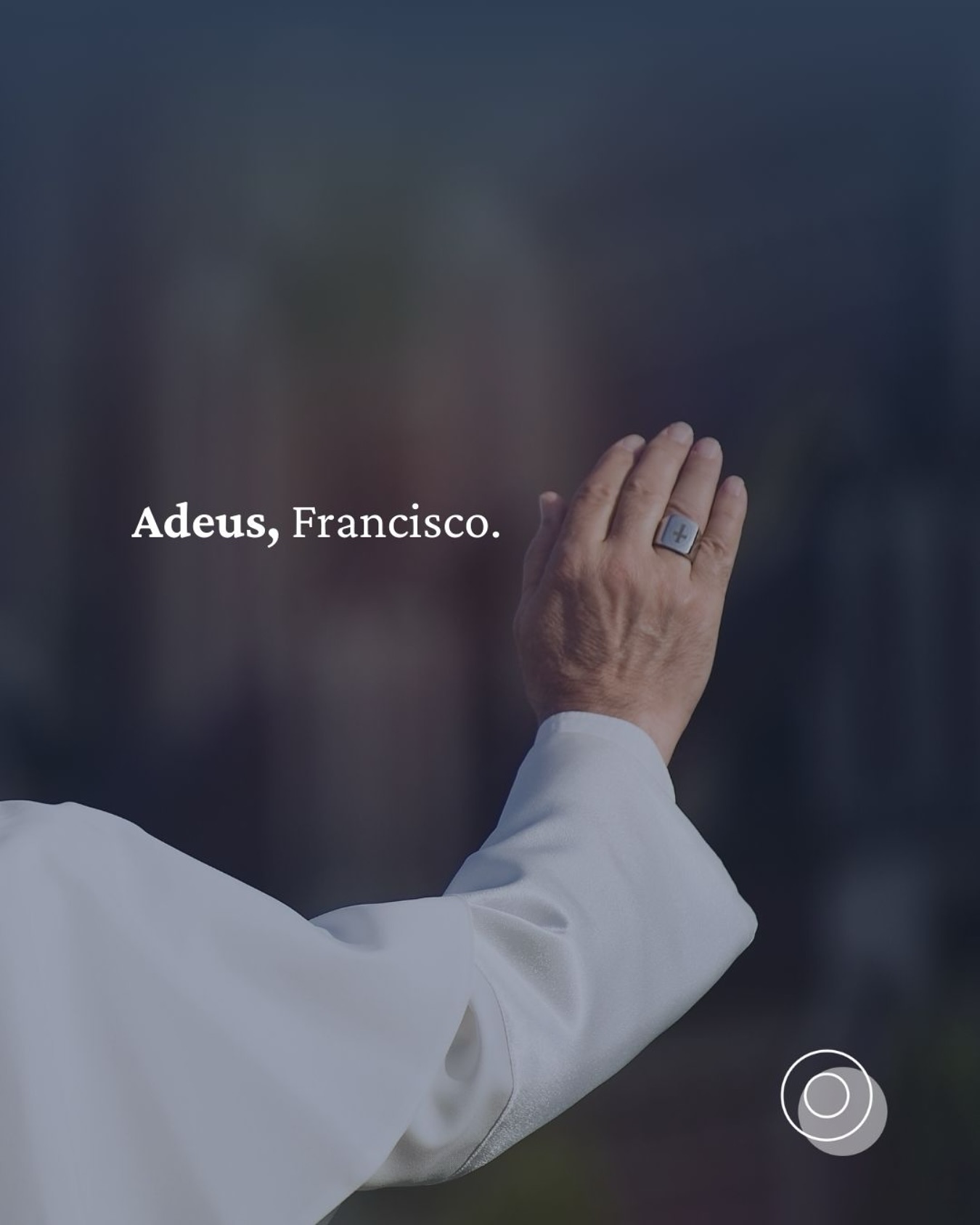 Primeiro achei melhor ficar quieta. Quem não se ressentiu ao acordar com a notícia da morte de Francisco, o Papa, na 2ª feira, 21 de abril? Em tempos tão do avesso, onde tateamos nossos próximos passos enquanto tememos os galopes alheios que nos atropelarão, não é fácil perder um sentinela do diálogo no lugar do julgamento; do afeto em meio ao ódio, à tirania ou à indiferença. Sim, eu chorei a morte do Papa Francisco.
Mas o dia foi deitando no meu colo suas últimas imagens: o sorriso largo do outrora adorável semblante fora substituído pela máscara infiltrada do sofrimento; os braços abertos, prontos para abraçar o mundo, reduzidos aos movimentos curtos e trêmulos de mãos em agonia. A vitalidade que sempre o acompanhou em sua peregrinação pelo mundo fora sequestrada por toda a vulnerabilidade da sua humanidade. Francisco parecia pedir licença para que Jorge pudesse, enfim, partir.
Sim, o mundo ainda precisava de Francisco, mas não era justo exigir, insistir que permanecesse ao preço de tanto sofrimento. Um acidente, um acidente vascular pôs fim ao seu martírio.
Agradeço tê-lo ouvido falar, agradeço ter vivido o seu tempo e, sobretudo, agradeço todas as pontes que pavimentou: pela tolerância, pelo direito de cada um ser quem é, pela reconfiguração da família, pelo respeito às diferenças e por alguma generosidade em nosso mundo. É nossa a tarefa de multiplicar esse legado.
Obrigada, Francisco. Missão mais que cumprida, Jorge Bergoglio. Muito obrigada.
#elizamacielpsicanalise #psicanaliseclinica #psicanalista #autoconhecimentotransforma #papafrancisco #vaticano