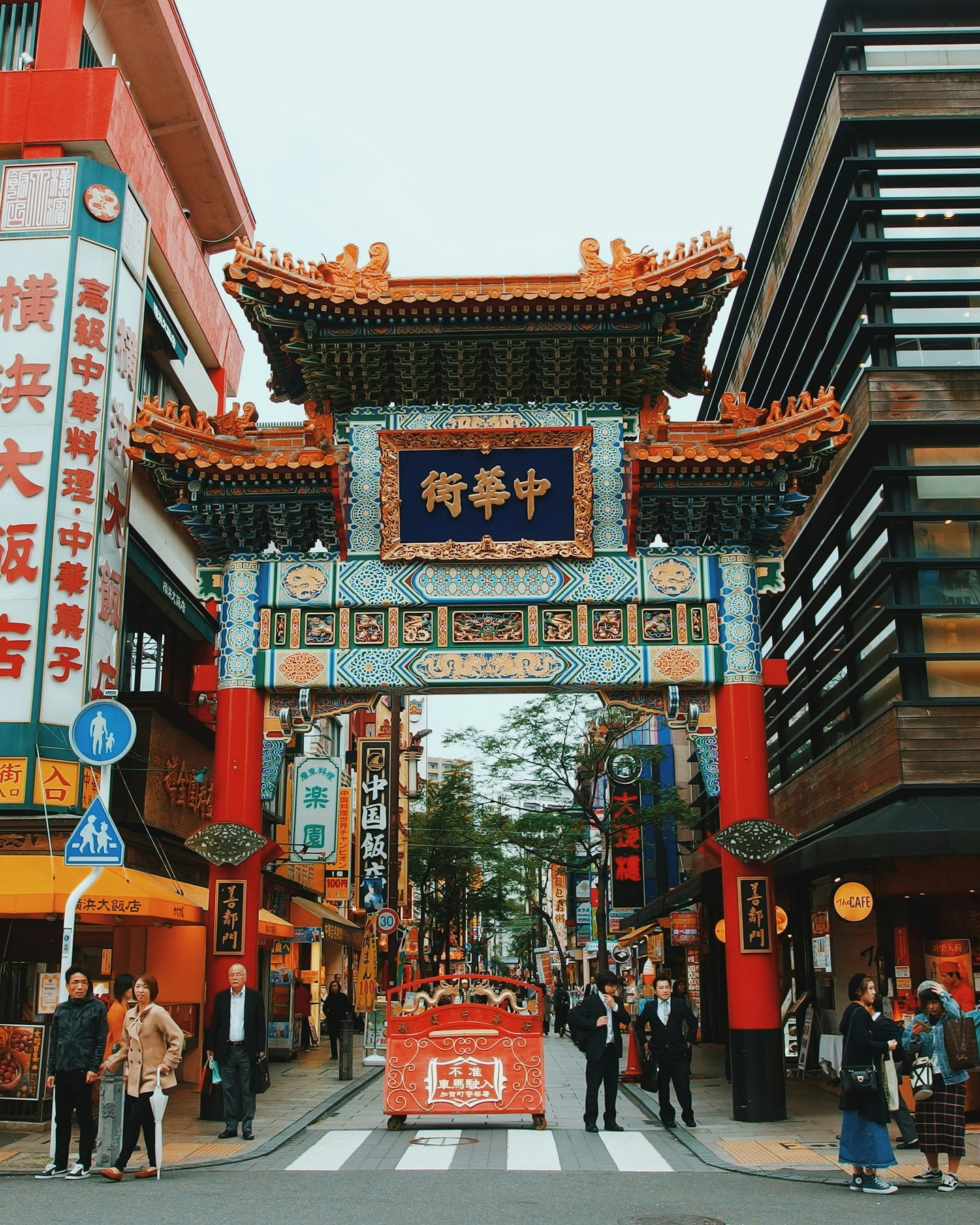 Yokohama Chinatown is the largest Chinatown in Japan and one of the most vibrant in the world. Located in Yokohama’s Naka Ward, it boasts over 600 shops and restaurants offering authentic Chinese cuisine, from dim sum to Peking duck. The area is adorned with colorful gates, lanterns, and temples, creating a lively atmosphere year-round, especially during Chinese New Year when spectacular parades and festivities take place.
.
.
.
橫濱中華街是日本規模最大、全球最具活力的中華街之一。位於橫濱市中區,這裡聚集了超過600家店鋪與餐廳,提供從點心到北京烤鴨等各式地道中華料理。街道上點綴著鮮豔的牌樓、燈籠和廟宇,全年洋溢著熱鬧氛圍,尤其農曆新年期間更有華麗的舞龍舞獅和慶典活動,充滿節日氣息!
.
.
.
#japanguide #triptojapan #travelinjapan #visitjapanjp #visitmyjapan #jntosg #visitjapanphillipplines #jntoid #visitjapanAU #japanrevealed #travelgraphy #travelgram #traveling #trending #japanese #instagram #osaka #visitjapanUS #visitjapanCA #TravelJapan #JapanTrip #ExploreJapan #yokohama #tokyo