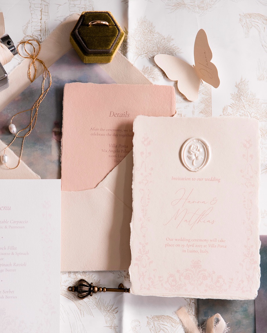 Romantische Hochzeitspapeterie in sanften Pastelltönen auf hochwertigem Büttenpapier 🌸
Photos by @22.weddings & @photomiray
planning & concept: @photomiray @22.weddings
model couple: @hannaandmatthias
single bride: @anjana_maureen
venue: @villaportacolmegna
stationery: @carolinvogelmann.wedding
jewellery: @schmuck.bluete
dresses: @iay_iamyours
suits:@wolfram_s_maennermode
styling: @annacosta.mua
#destinationwedding #italy #weddingitaly #weddingstationary #hochzeitspapeterie #hochzeitskarten #hochzeitskarte #einladungskartenhochzeit