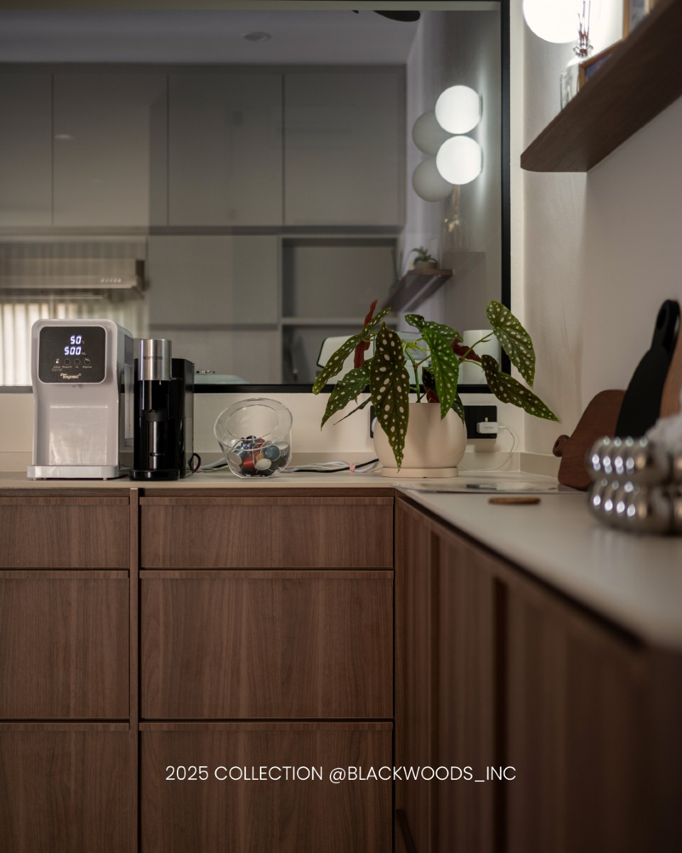Have a closer look on the details of this coffee nook. The rustic cabinets paired with a white countertop works perfectly together.
#blackwoodsinterior #blackwoods #blackwoodsinc #homedecor #interiordesign #interiorstyling #reno #sginterior #sginteriordesign #home #homedesign #homedecoration #styling #renovation #renovationsg #minimalist #minimalisthome #inspiration