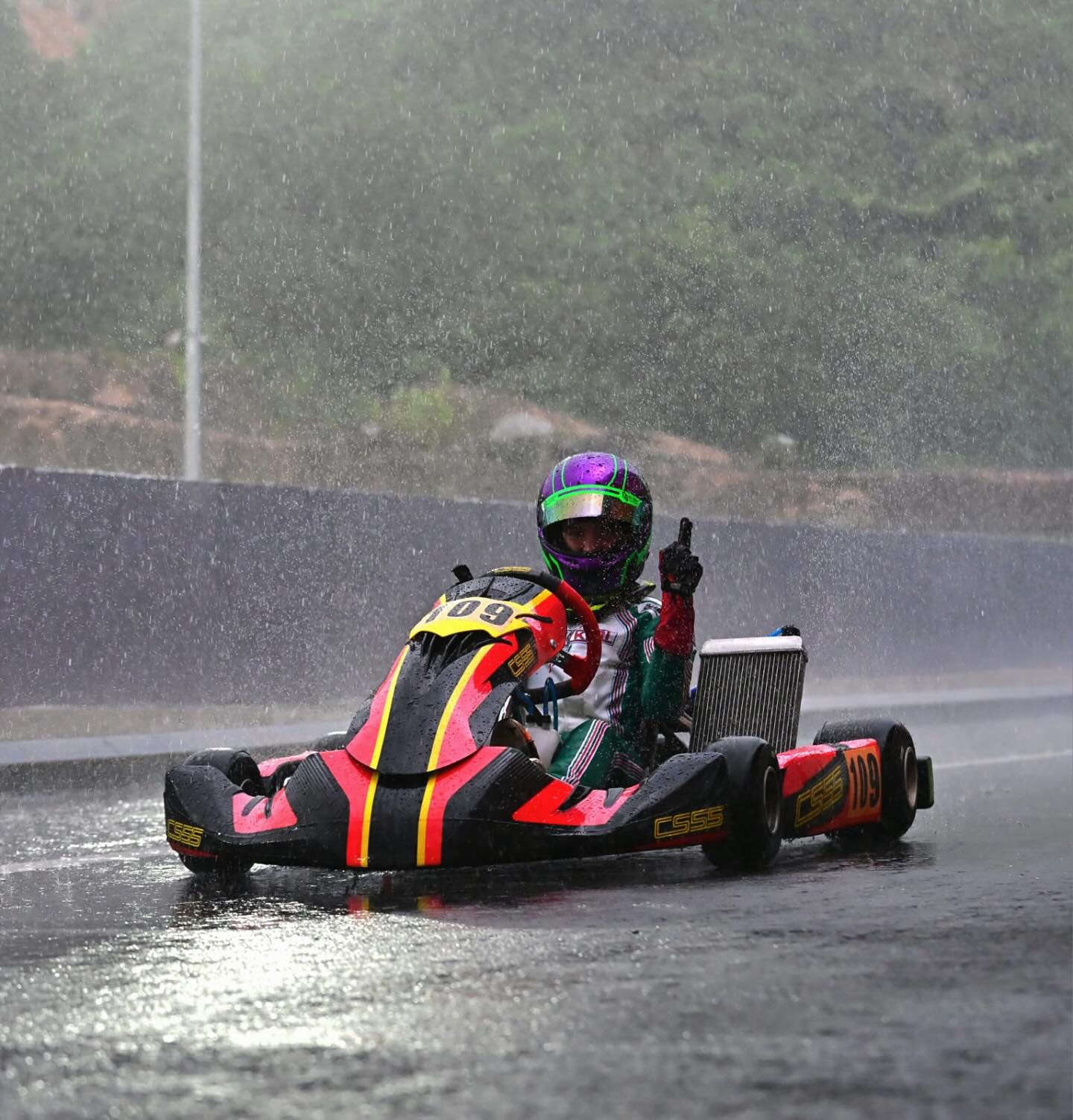 P1 in Heat 2 at @iameseriesasia after the rain hit the circuit in the last laps!
Heat 1: P2
Heat 2: P1
Strong result in the heats after a disappointing qualifying mean we start the pre final from 2nd tomorrow. Full push for the finals!