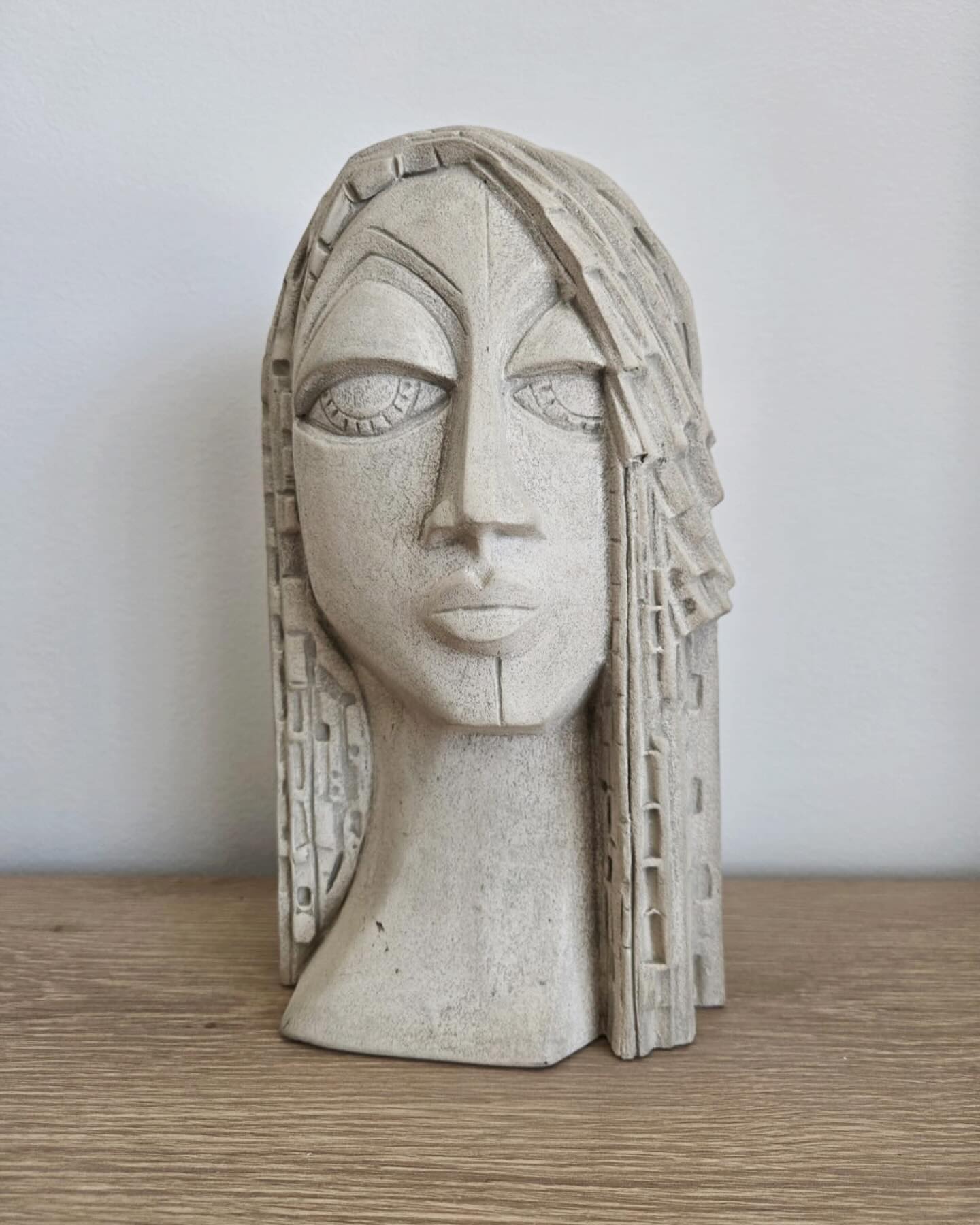 The way we meet ourselves
Intuición… podríamos de vez en cuando permitirnos recorrer el camino de forma diferente, para crear alternativas sorprendentes.
Empezando por disfrutar de lo que no está bajo nuestro control.
Sin miedo, sin lógica.
Con coraje, permitiéndonos el error y el fallo como parte del proceso y celebrando nuestros hallazgos.
#art #arte #artist #artwork #artisan #arteydecoracion #artdecor #interiordesign #interiors #design #movement #creativity #create #creatividad #creation #sculpture #handcrafted #sculpturalart