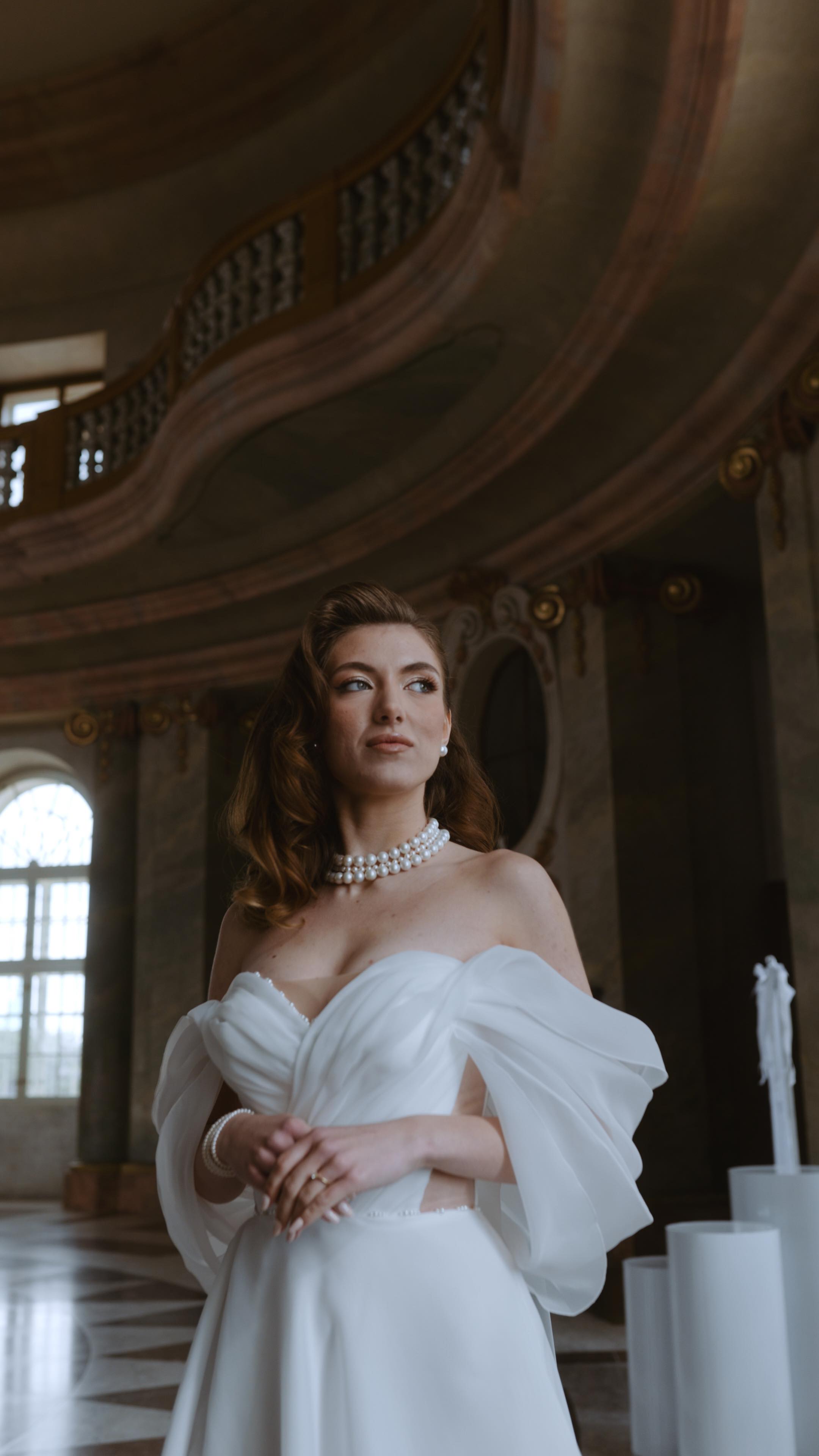 Sezóna se blíží a my se nemůžeme dočkat zase tvořit. Proto jsme se letos rozhodli účastnit se editoriálu v @zamek_karlovakoruna, kde se sešel super tým lidí a my tak měli možnost se vyřádit za kamerou. Chtěli bychom zároveň poděkovat všem za skvělou organizaci a přístup.
Organizace: @svatebni.guru
Lokalita: @zamek_karlovakoruna
Modelka: @nataliehubinger
Model: @radajonas
Foto: @jana_jezberova_photography
Video: @jj_production_
Vizazistka: @lenka_sladkova_mua
Floristka: @talpaflowers
Svatební dort: @cakes_by_maruska
Dekorace: @svatebnikramek
Pomocná dekoratérka: @od_izabel
Inventář: @maximumservices
Tiskoviny: @nikka_paperstudio
Svatební šaty: @whitedayprague
Perly: @leolaperly
Pánský oblek a doplňky: @suitsup.cz
Prstýnky: @rydl_sperky