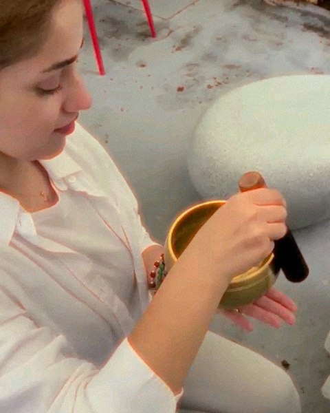 فارسی 🔛 Engliah
🌍🌬🔥💧🔛🛎🎶
آیا می دانستید #کاسه_تبتی قدرت رقصاندن آب را دارند !!!
زمانی که یک کاسه تبتی با مقدار کمی آب پر میشود و بهآرامی با چوب مخصوص نواخته میشود، اتفاقی خارقالعاده رخ میدهد: ارتعاشات شروع به رقصیدن روی سطح آب میکنند و موجها و قطرات کوچکی را ایجاد میکنند که از سطح آب بالا میپرند. این فقط یک جلوهی زیباشناسانه نیست—بلکه نمایشی زنده از #فرکانس_ارتعاشی کاسه است که مستقیماً با #عنصر_آب در تعامل است. در باورهای سنتی تبتی، این پدیده نمادی از ترکیب انرژیهای چهار عنصر است: زمین (فلز)، آب (درون کاسه)، هوا (حرکت) و صدا (اثیر یا اتر).
برخی از درمانگران معتقدند این پدیدهی نادر به کاسه اجازه میدهد با آب درون بدن صحبت کند—و با سلولهای ما که بیش از ۷۰٪ آنها از آب تشکیل شدهاند، عمیقاً همپژواک شود. این نوعی درمان با صداست که فراتر از شنیدن عمل میکند—بدنت آن را احساس میکند.
Did you know Tibetan singing bowls can make water dance?
When a #Tibetanbowl is filled with a small amount of water and gently played with a mallet, something extraordinary happens: the vibrations begin to dance across the surface, creating visible ripples and droplets that leap from the water. This is not merely an aesthetic effect—it is a living illustration of the bowl’s vibrational frequency interacting directly with the element of water. In traditional Tibetan beliefs, this act symbolizes the merging of elemental energies—earth (metal), water (within the bowl), air (movement), and sound (ether).
Some practitioners believe that this rare phenomenon allows the bowl to "speak" to the body's water—resonating deeply with our cells, which are more than 70% water. It’s a form of sound healing that transcends hearing—your body feels the healing.