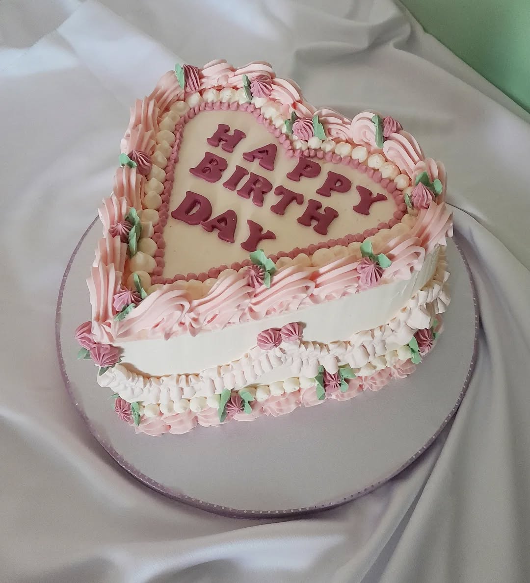 Un cœur pour célébrer un anniversaire rempli d’amour et de tendresse !
Ce gâteau vintage a été entièrement réalisé dans mon atelier pro à Oullins, à la sortie de Lyon 7. Mais il a aussi une histoire toute particulière…
Je n’en parle pas souvent ici, mais avant ma vie de cake designer, j’étais chargée de projets de traduction chez Handicap International. Une expérience humaine et professionnelle qui m’a profondément marquée. Alors, quand mes anciens collègues me confient le gâteau d’anniversaire de leur enfant, c’est plus qu’une commande : c’est une grande joie et beaucoup d’émotion.
Merci pour votre confiance, encore et toujours. ❤️
Vous avez un événement à célébrer ?
Contactez-moi pour un gâteau 100 % personnalisé, qui raconte votre histoire à vous aussi.
#gateaupersonnalise #heartcake #cakedesignerlyon #oullins #lyon7 #gateauvintage #gateaudamour #patisserieartisanale #handicapinternational #reconversionprofessionnelle #gourmandiseavecsens
