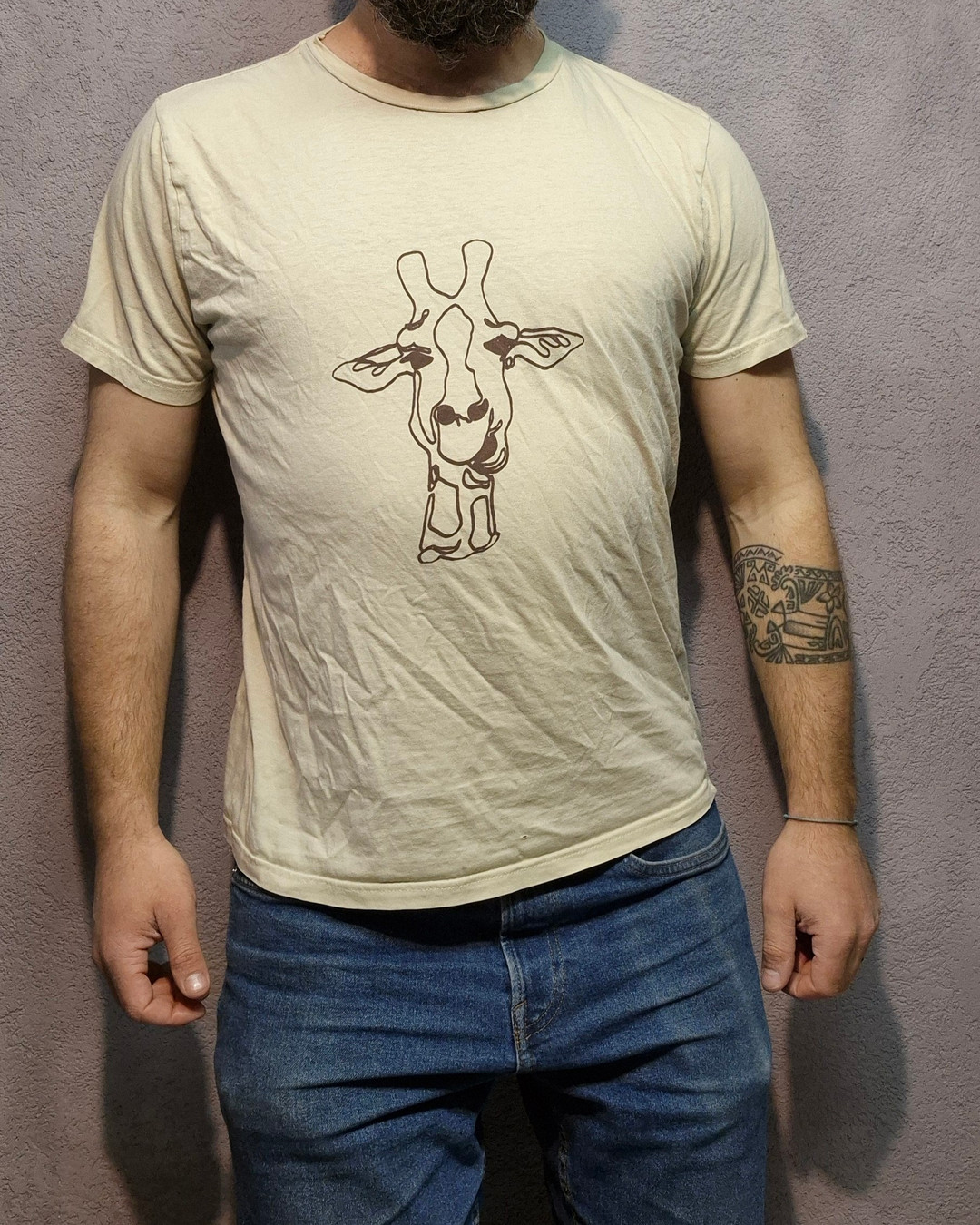 🦒 Einzigartiges und minimalistisches Giraffenkopf-Shirt! Jedes Stück ist ein Unikat, handbedruckt und aus Bio-Baumwolle. 😍 Hol dir jetzt deinen neuen Lieblings-Look. Link in Bio #Giraffe #siebdruckundstein #shirtdesign #siebdruck #screenprinting #langelinie #Handgedruckt #NachhaltigeMode #GiraffenLiebe #biobaumwolle