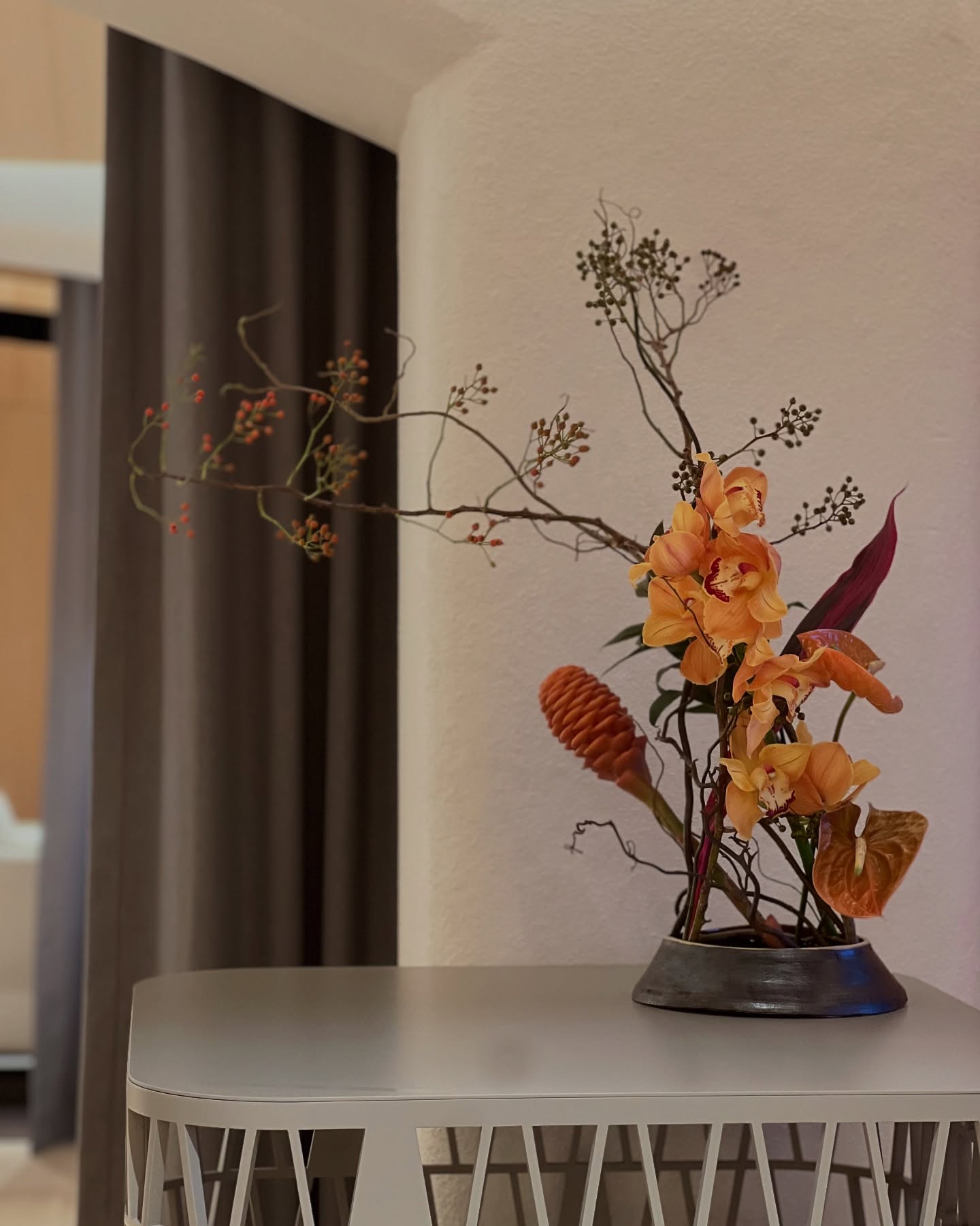 As the leaves turn and deepen in color, a gentle gradient unfolds—layering memories like shades of time.
The season ripens, quietly echoing moments we hold dear.
#ikebanamelbourne #ikebana #autumnatmosphere