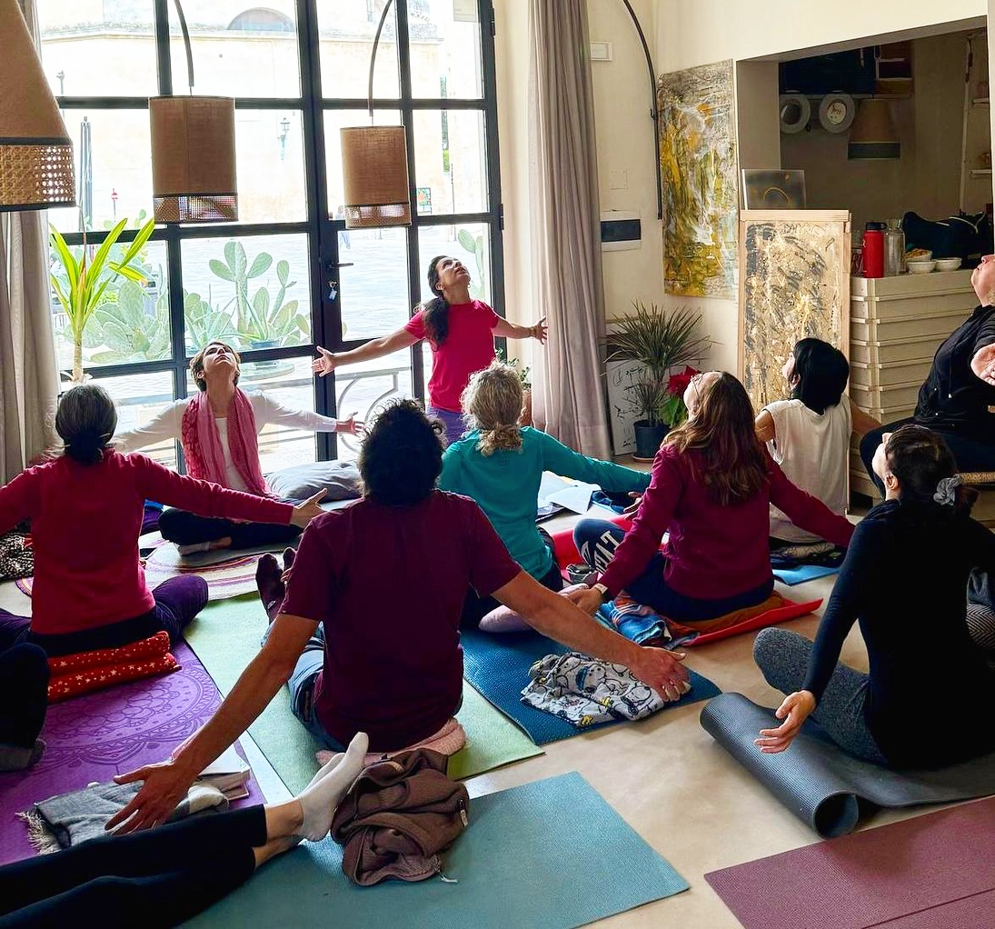 Che goduria!
Face Yoga, Medicina Tradizionale Cinese e Ayurveda si sono incontrati per un pomeriggio dedicato alla bellezza olistica, insieme a un gruppo meraviglioso di 15 persone ✨
Attraverso le pratiche antiche di queste tradizioni, abbiamo esplorato strumenti preziosi per prenderci cura di noi stessi in modo consapevole, naturale e profondo.
La giornata si è aperta e chiusa con momenti di meditazione, creando uno spazio di vero rilassamento, ascolto e rigenerazione 🧘♀️
Grazie di cuore a tutte le persone che hanno partecipato con curiosità, apertura e entusiasmo: i vostri feedback ci hanno toccato profondamente ❤️
Un ringraziamento speciale alla mia compagna in questo viaggio, @crilig, per aver condiviso sapere e presenza 🙏🏽☺️
#faceyogalecce #faceyoga #antiagenaturale #medicinatradizionalecinese #medicinacineselecce #ayurveda #benessereolistico #bellezzaolistica #yogalecce #rilassamento #curadise #meditazione #salutenaturale