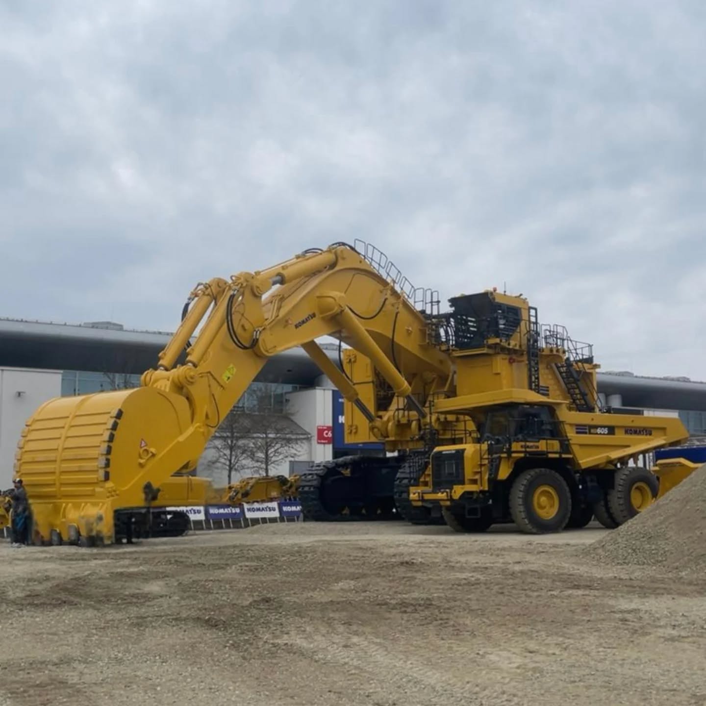 Ein muss für Baumaschinen-Fans..🏗️🛻👷
Und ein toller Teamausflug..
Schee wars😊
#maschine#gsinnbau#team#bauma#2025#großartigundsehenswert