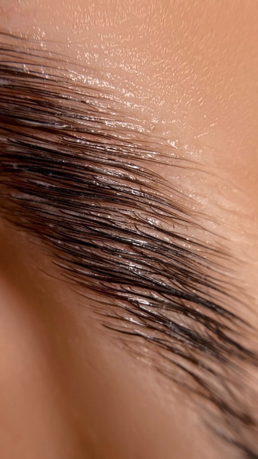 Come for the brows, stay for the nap 😴
Who else loves chatting yourself to sleep then waking up with fresh new brows/lashes? I know I do 😆