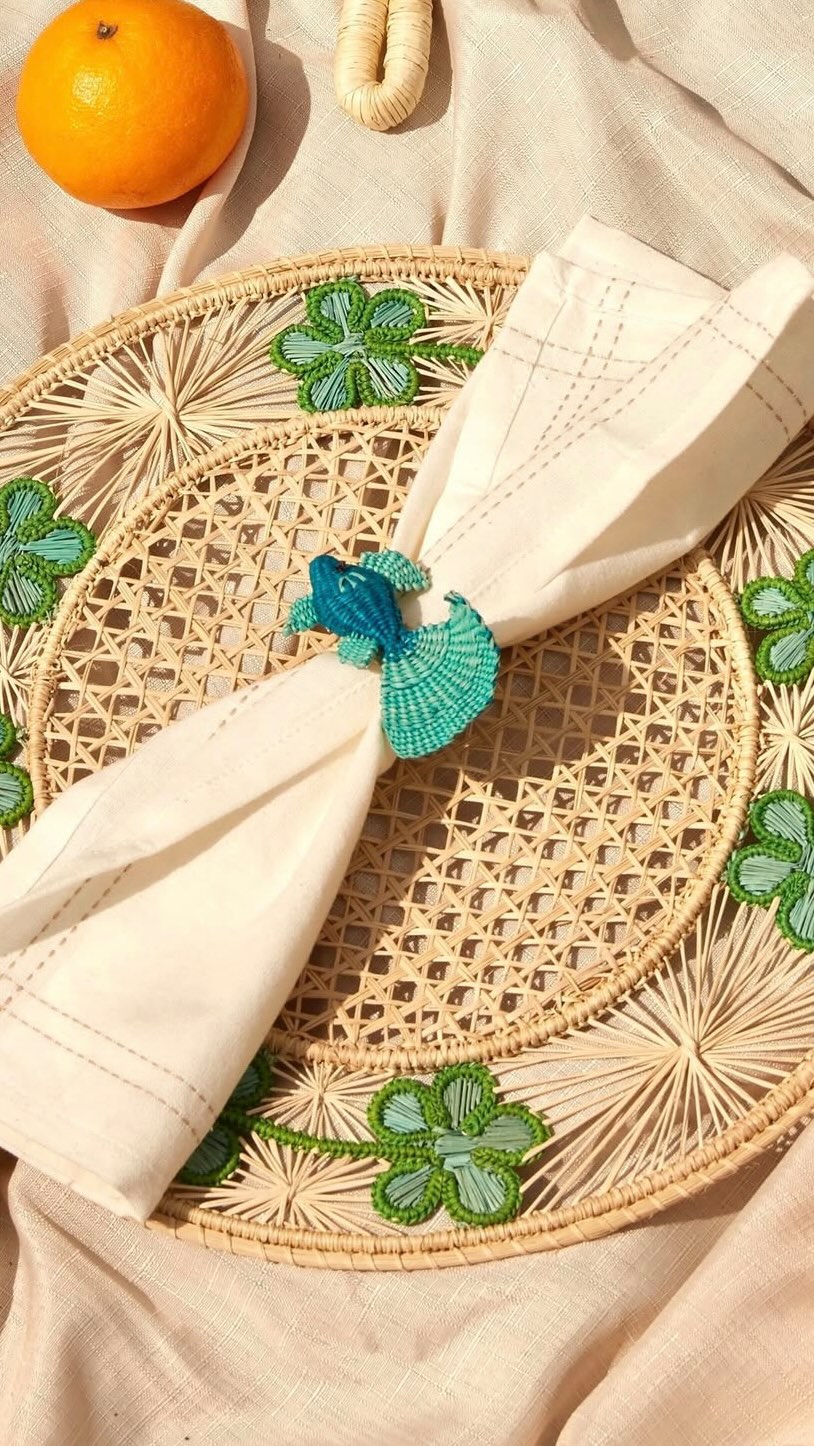 Coro Cora, une marque engagée qui valorise l’artisanat colombien 🇨🇴✨
Chaque pièce est tissée à la main par des artisans locaux, avec des matières naturelles et un savoir-faire unique.
En collaborant avec des coopératives, Coro Cora soutient l’autonomie des femmes et encourage une consommation plus éthique 🌿💛
Pour une table d’été vibrante et pleine de sens ! ☀️🌸
#CoroCora #ArtisanatÉthique #FaitMainAvecAmour #TableColorée #IdealistDéco