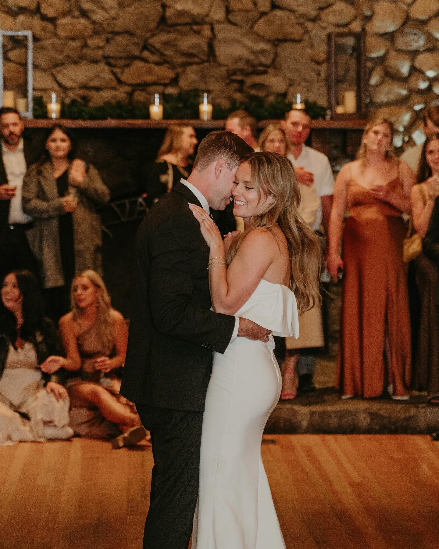 the dreamiest first dance vibes at Valhalla 💛💃🏼
