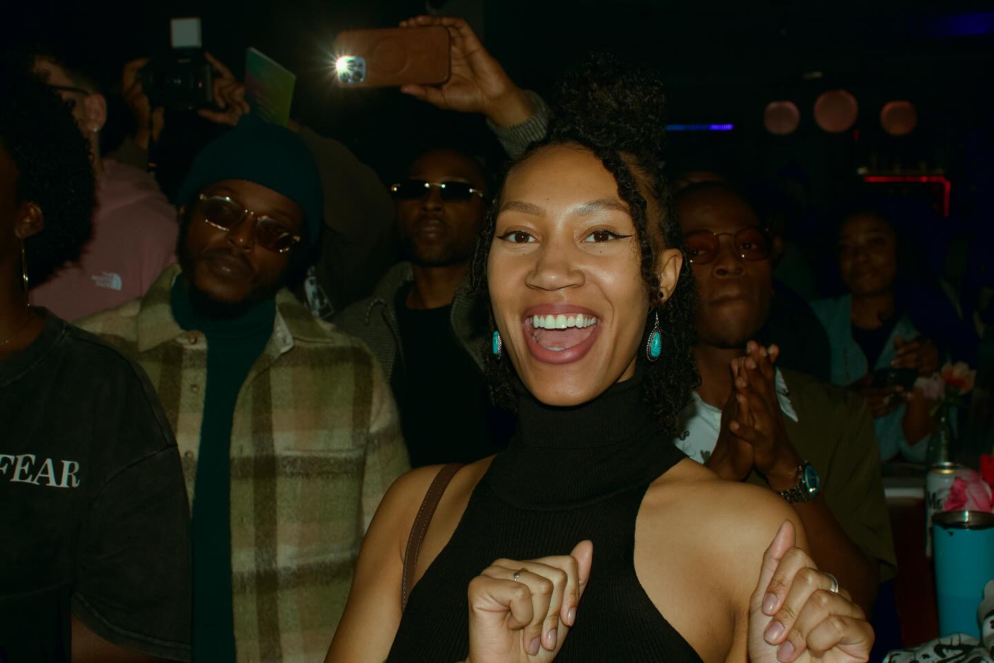 Y’all really showed up and showed OUT.
The energy in the room? Loud. The love? Loud. The crowd? ICONIC.
🌸Rhythm & Bloom🌸 wouldn’t have been what it was without YOU.
📸 @sappworld & @tashamag
#RhythmAndBloom #TheVibeRoom #DMVEvents #SoldOutShow #CrowdEnergy #CreativeCommunity #RBandRap #LiveMusicVibes