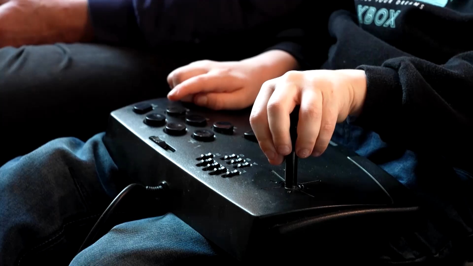 ALERTE GEEK !
Le jour de gloire est enfin arrivé 😉
Jeudi 24 avril à 21h05 sur Gulli, ne manquez pas notre documentaire inédit « Rétrogaming : le paradis des nostal-geeks » dans le cadre de la série Pop Doc racontée par Séverine Ferrer.
L'histoire des jeux vidéos comme on ne vous l’a jamais racontée : de l’humour, des stars comme Marcus ou les joueurs du grenier et des souvenirs qui sentent bon le pixel.
• Vanessa Lambert
@marcuszeboulet
@joueur_du_grenier_off
@florentlecoanet
@conkerax
@colikfantastik
@amandinepetitoff
@maclesggyofficiel
@gaellemarieoff
@joanofficiel