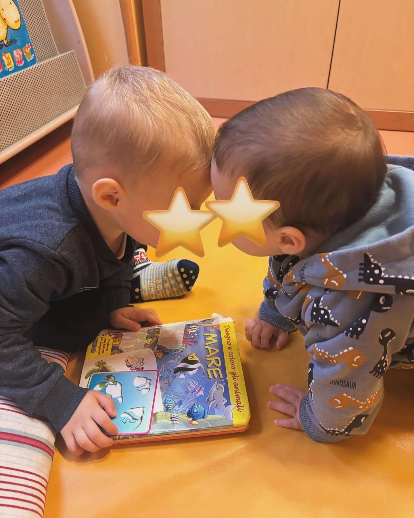 Ci conosciamo ogni giorno di più, collaboriamo e impariamo a riconoscere le emozioni… al nido si cresce insieme!
#vitaalnido #crescita #emozioni #socialità #nidodinfanzia #asilonidomilano