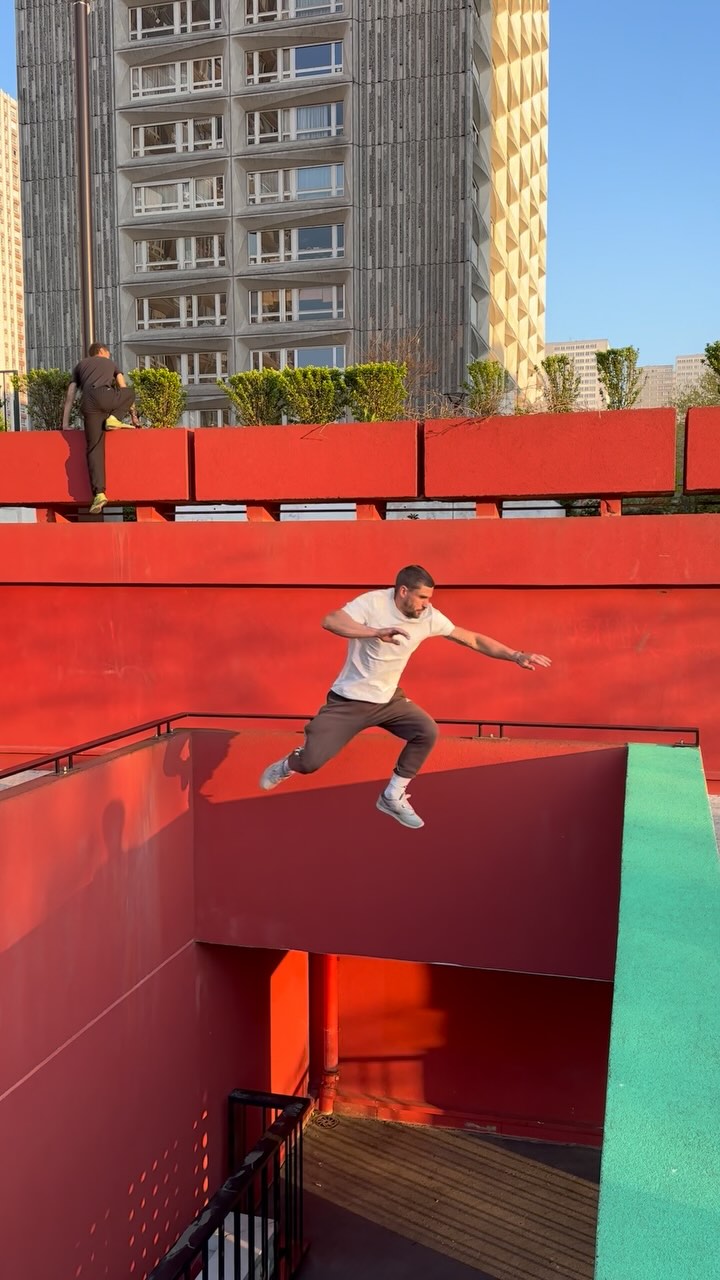 Quelques sauts à Olympiades par @thomas_mgn durant l’entraînement du groupe avancé 🔥
Il faut toujours continuer de montrer l’exemple aux élèves 🤟😎
#parkour #parkourparis #pkp