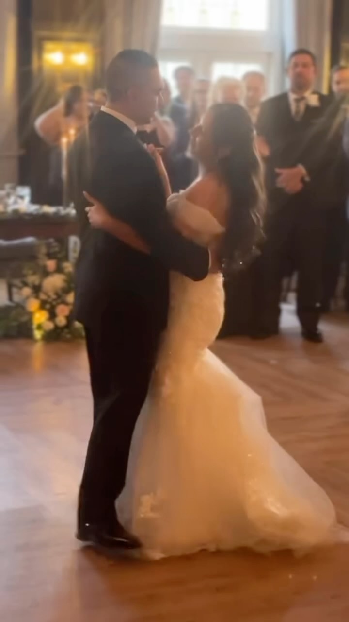 Slow dance. Big energy. Nonstop vibes. THIS is how you throw a wedding! @dontmissabeatevents style.
🎧 @thatteacherwhodjs
🎤 @alexzbd
#bestweddingever #weddingreceptiondecor #danceflooronfire #weddingparty #dontmissabeatevents #DavidsCountryInn #PartyTime #weddingdj