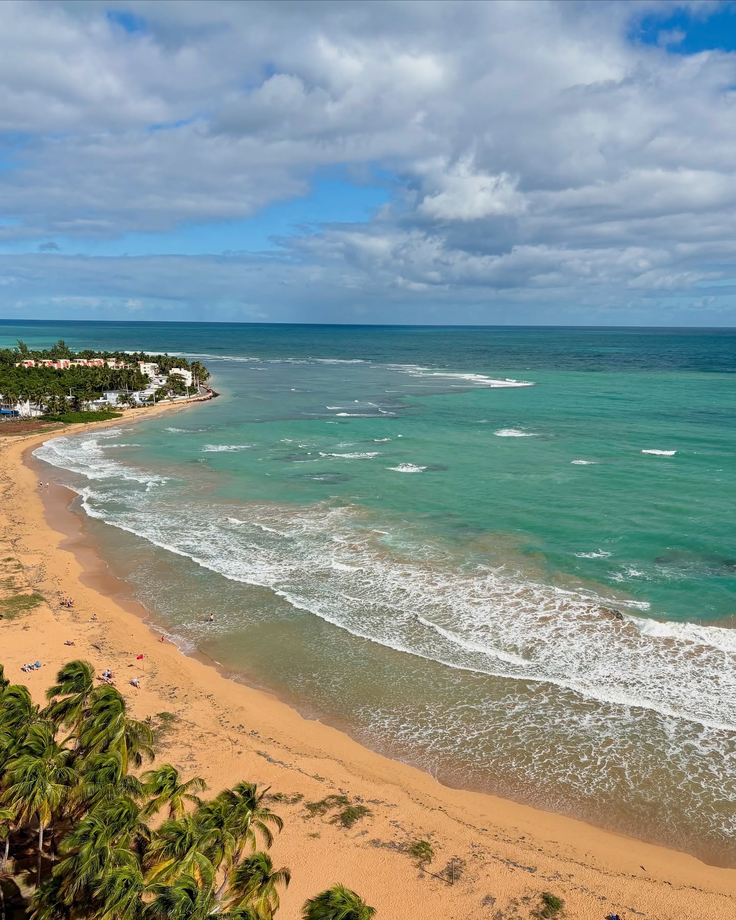 年末はプエルトリコへ🇵🇷
世界遺産にも登録されているサンフェリペデルモロ要塞は1539年に建設されたとは思えないしっかりとした作りでした。
景色が良いので写真を撮りたかったのですが、とっても風が強くてスカートがマリリンモンローみたいになってしまい苦戦。
動画(3枚目)を撮影していた夫は思いがけず傑作が撮れたと喜んでいます😂
暖かい気候の中、海に入ってのんびり過ごしていると本当に年越しするの?となんとも不思議な気持ちになりました⛱️
#プエルトリコ #エルモロ要塞 #サンフェリペデルモロ要塞 #マリリンモンロー #強風 #ビーチ #カサバカルディ #バカルディ #puertorico #castillosanfelipedelmorro #marilynmonroe #casabacardi #bacardi