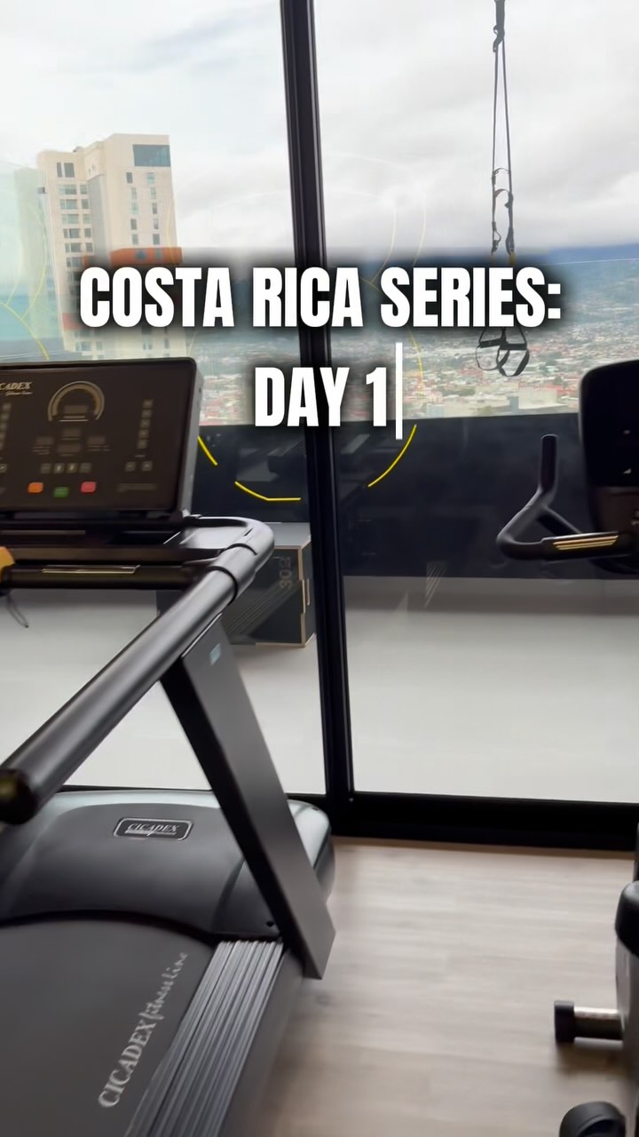 Bienvenidos a Costa Rica Series — Día 1
Aunque esté de viaje, el compromiso no se va de vacaciones.
Cada día de esta semana les voy a compartir un pedacito de mi rutina entrenando por toda esta hermosa isla.
Hoy comenzamos fuerte, en modo turista pero también en modo guerrero.
¿Quién dijo que no se puede entrenar mientras se explora el mundo?
