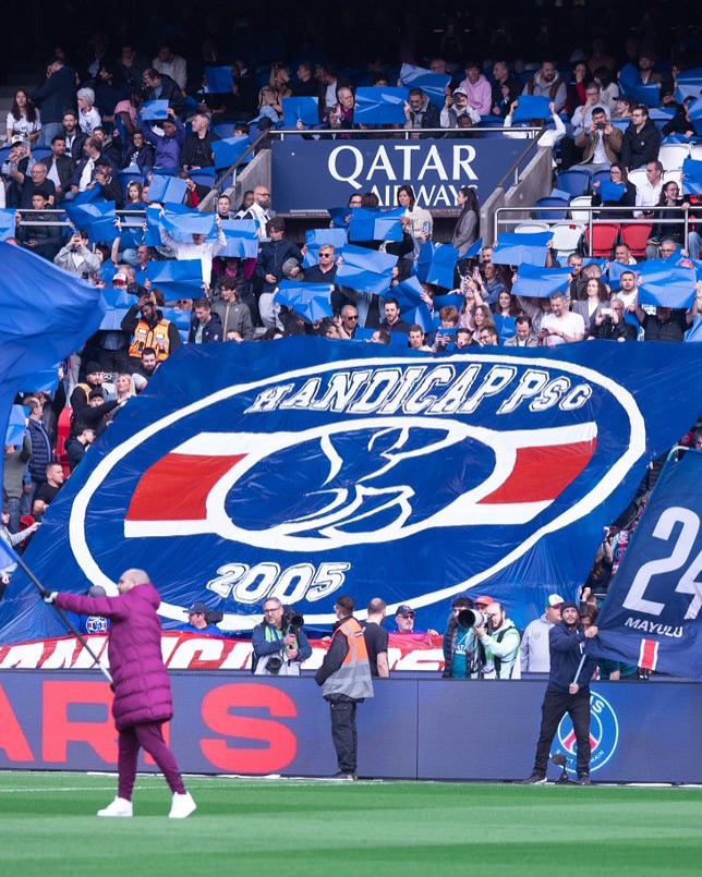 Un grand merci au Collectif Ultras Paris, présidé par @romain_mabille , d’avoir confectionné un tifo représentant le logo de notre association ainsi qu’une banderole pour célébrer nos 20 ans 🔴🔵
Chaque adhérent s’est vu remettre une écharpe offerte par le CUP, spéciale 20 ans de Handicap PSG. En parfaite adéquation avec les t-shirts que nous avons distribués !
« Tous unis par la même passion »
@alexsphotographie #psg #ultras #cup #handicappsg #parissg