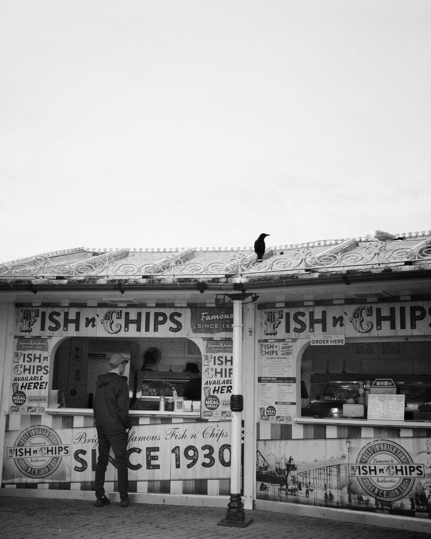Fish ‘n’ chips, and some seaside nostalgia - hold the seagulls please! Proper British grub deserves proper art.
.
#brightonlife #fishandchips #streetphotography #seasidetraditions #artcollectors #britishseaside #travelthroughart #monochromemoments #kpmphotoart
