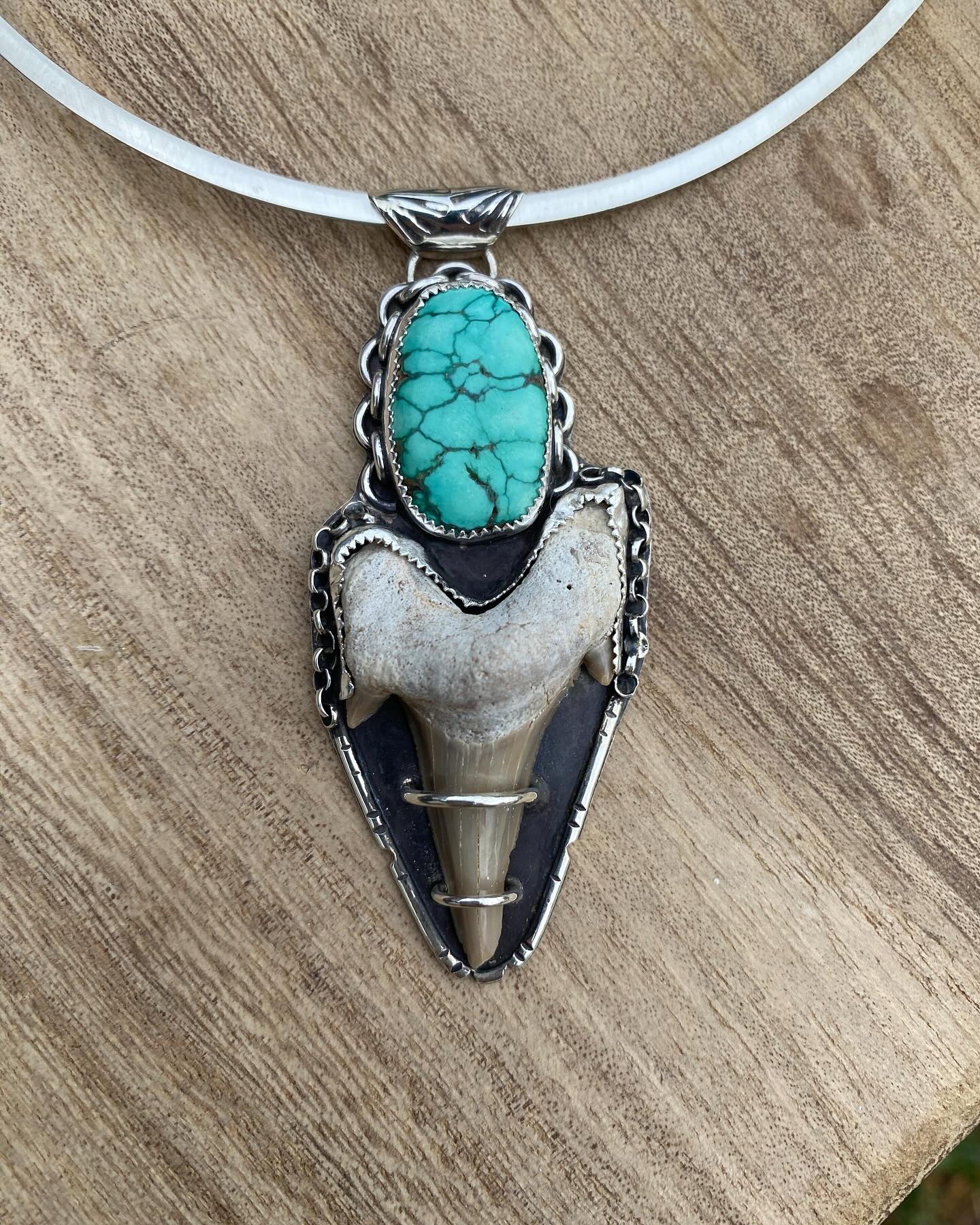 Shark tooth & turquoise sterling silver neck ring pendant. ✨🦈 Finishing up the listing details for this on my website, almost ready! I had fun with this one and tried out a half bezel on top of the tooth and used some round wires to hold the bottom in place. I really like how this turned out, so cool! The pendant hangs from an open neck wire that is slightly curved to hug your neck and décolleté.
.
I’m currently working on even more shark teeth items so stay tuned over the next two weeks or so. 🌞 Lots of rings, some earrings, and small cuffs.