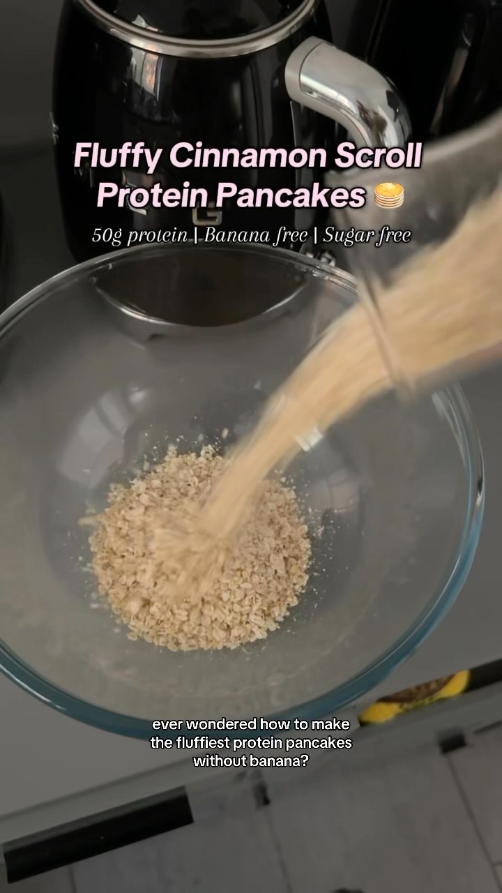 Fluffy Cinnamon Scroll Protein Pancakes 🥞
✨ Ingredients:
• 1/2 cup quick oats
• 2 eggs
• 1/2 cup Greek yogurt
• 1 scoop cinnamon scroll protein powder (or vanilla protein powder + extra cinnamon & cardamom)
• 1/2 tsp vanilla extract
• 1/2 tsp cinnamon
• 1/4 tsp cardamom
• Pinch of salt
• 1/2 tsp baking powder
• Boiling water (to soak oats)
✨ How to:
1. Add the oats to a bowl and pour boiling water over them. Let it sit for 2 minutes to soften.
2. Whisk in the egg, Greek yogurt, protein powder, vanilla extract, cinnamon, cardamom, salt, and baking powder.
3. Heat a non-stick pan over medium heat, and use a lid to cover the pancakes as they cook. The lid locks in heat, making them extra fluffy!
4. Cook until golden brown on both sides, stack, and enjoy the fluffiness 🫶🏾🥞
• Protein: 45-50g
• Carbs: 40g
• Fat: 20-22g
#proteinbreakfast #highproteinmeals #highproteinpancakes #highproteinpancakes #proteinpancakes